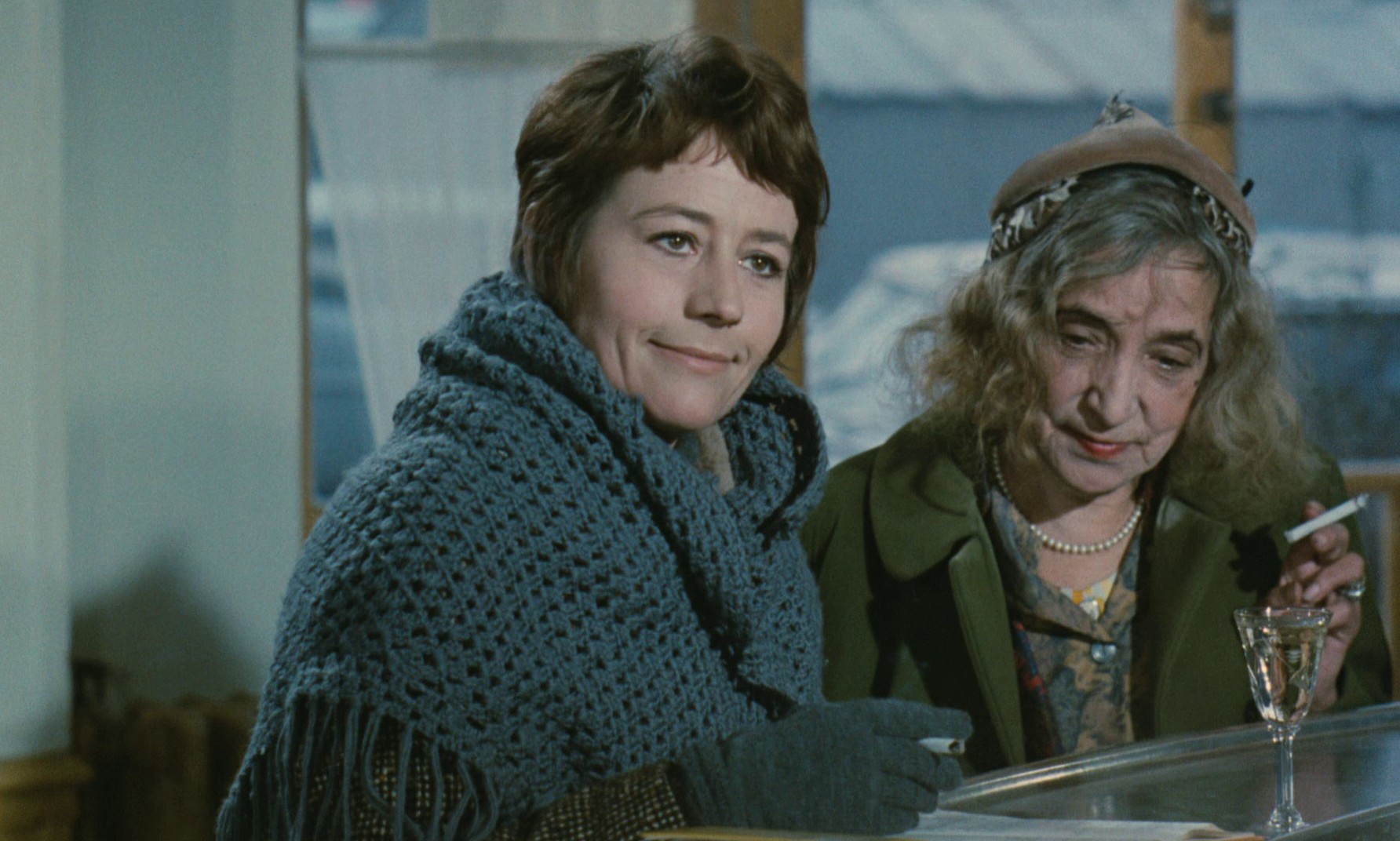 Elle boit pas, elle fume pas, elle drague pas, mais... elle cause! (1970) —  shot,  lighting