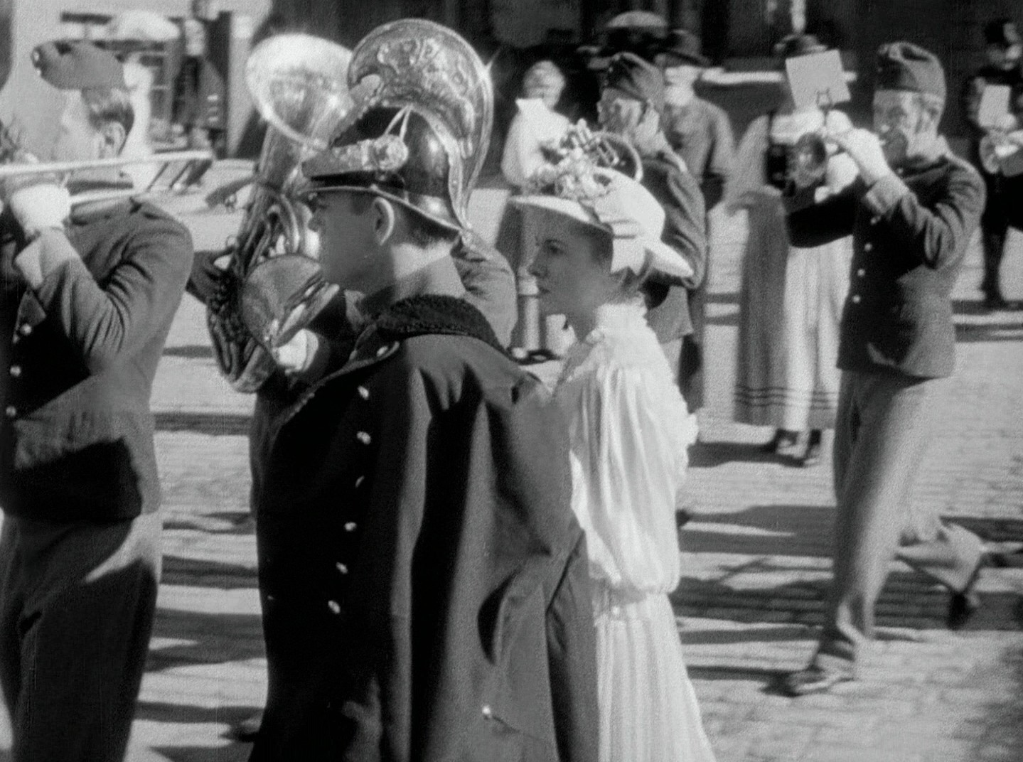 Letter from an Unknown Woman (1948) —  shot,  lighting