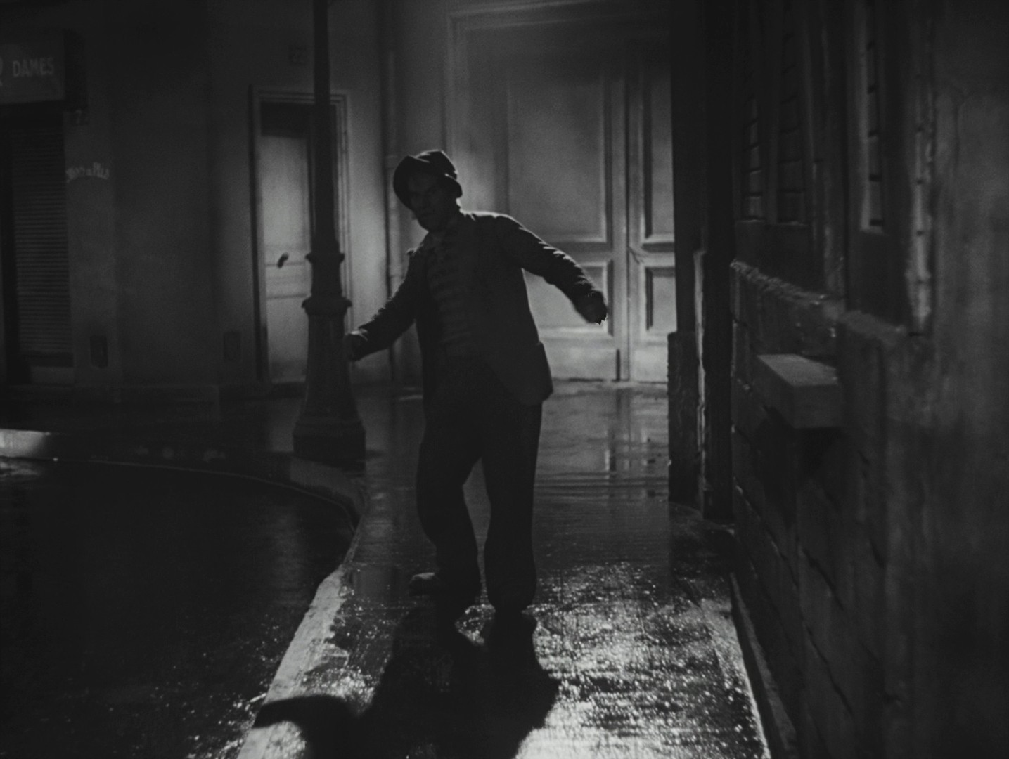 The Murderer Lives at Number 21 (1942) —  shot,  lighting