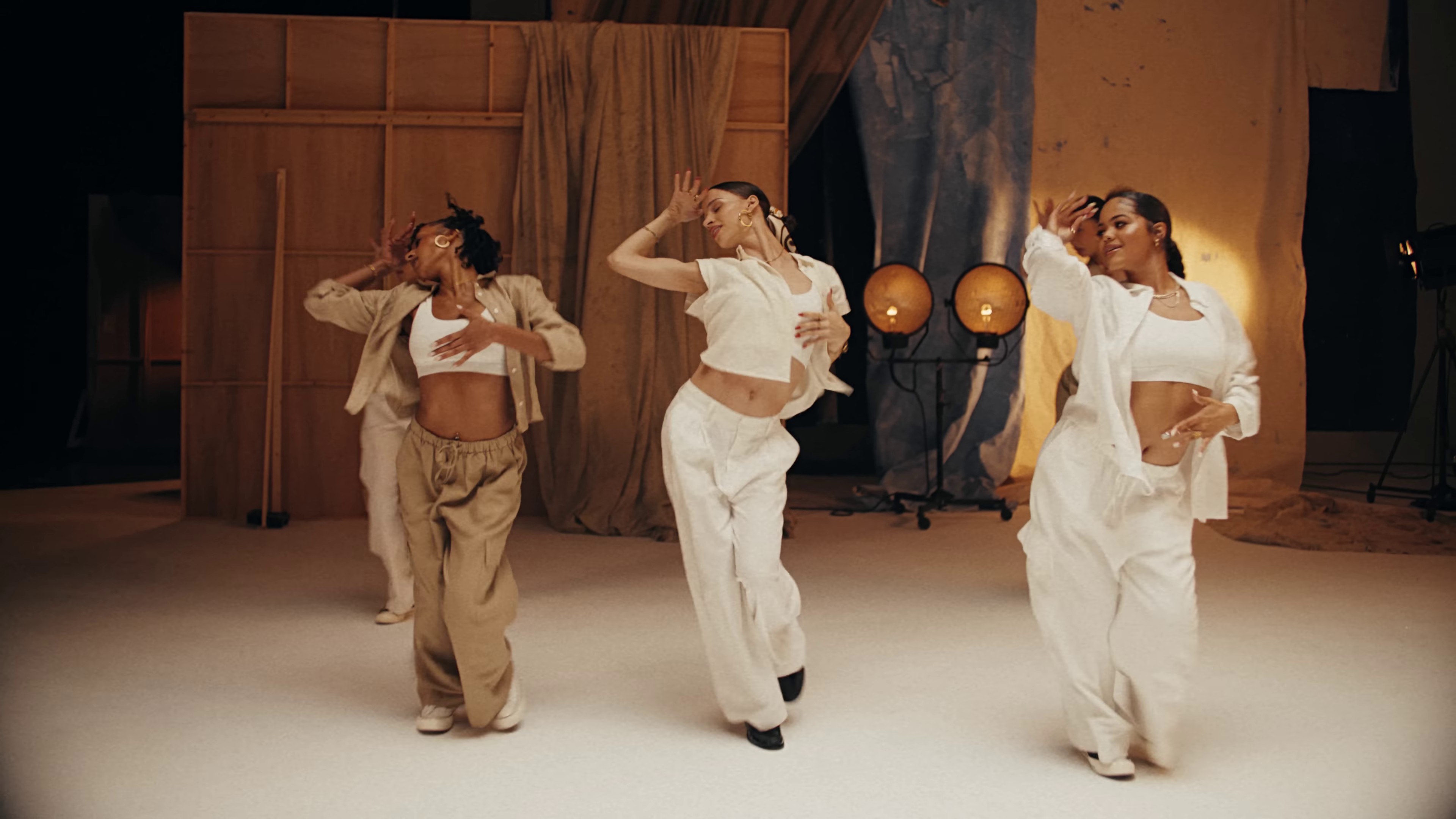 GAP x Jungle - Linen Moves Campaign (feat. Tyla) (2024) —  shot,  lighting