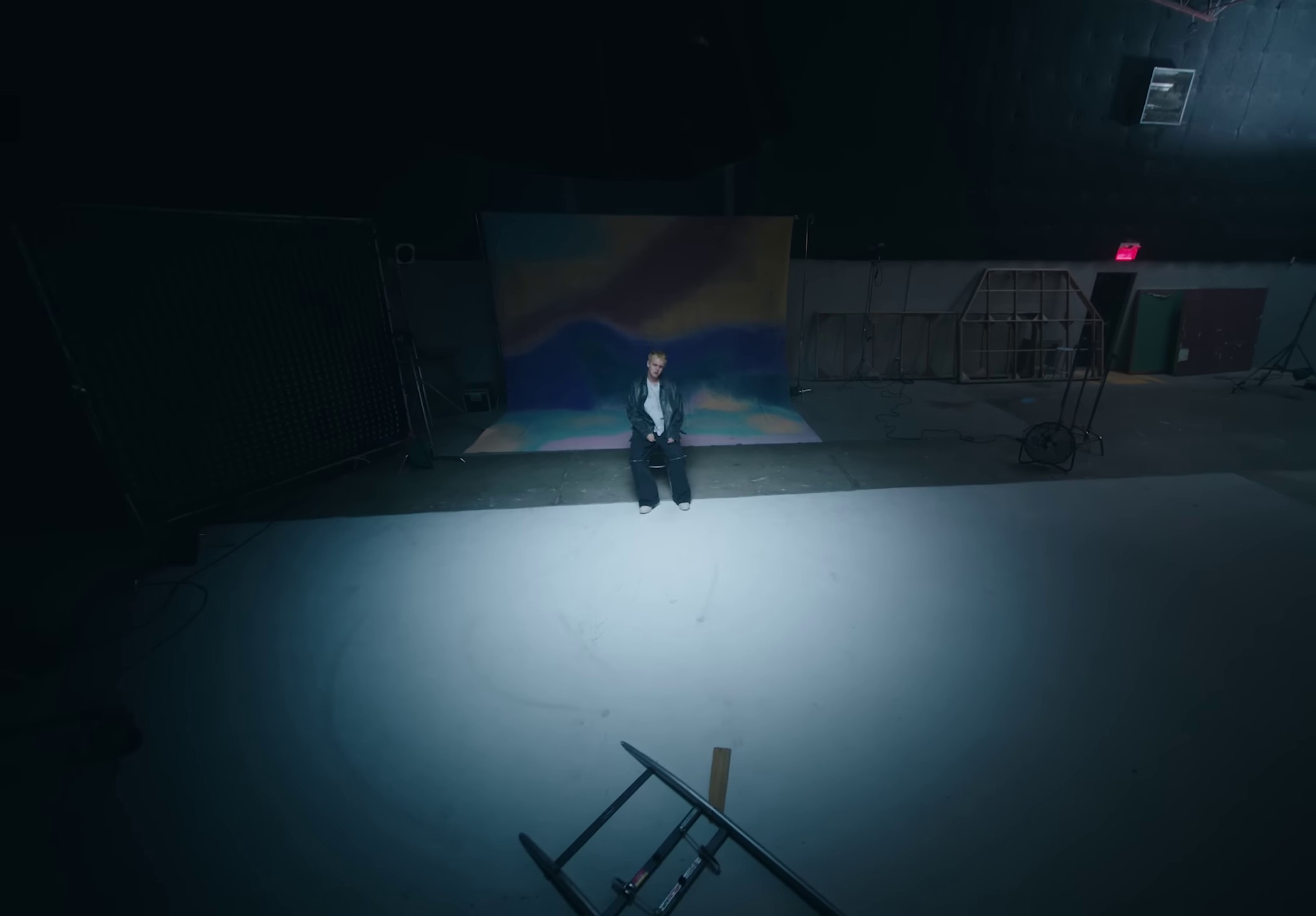 Facile (2023) —  shot,  lighting