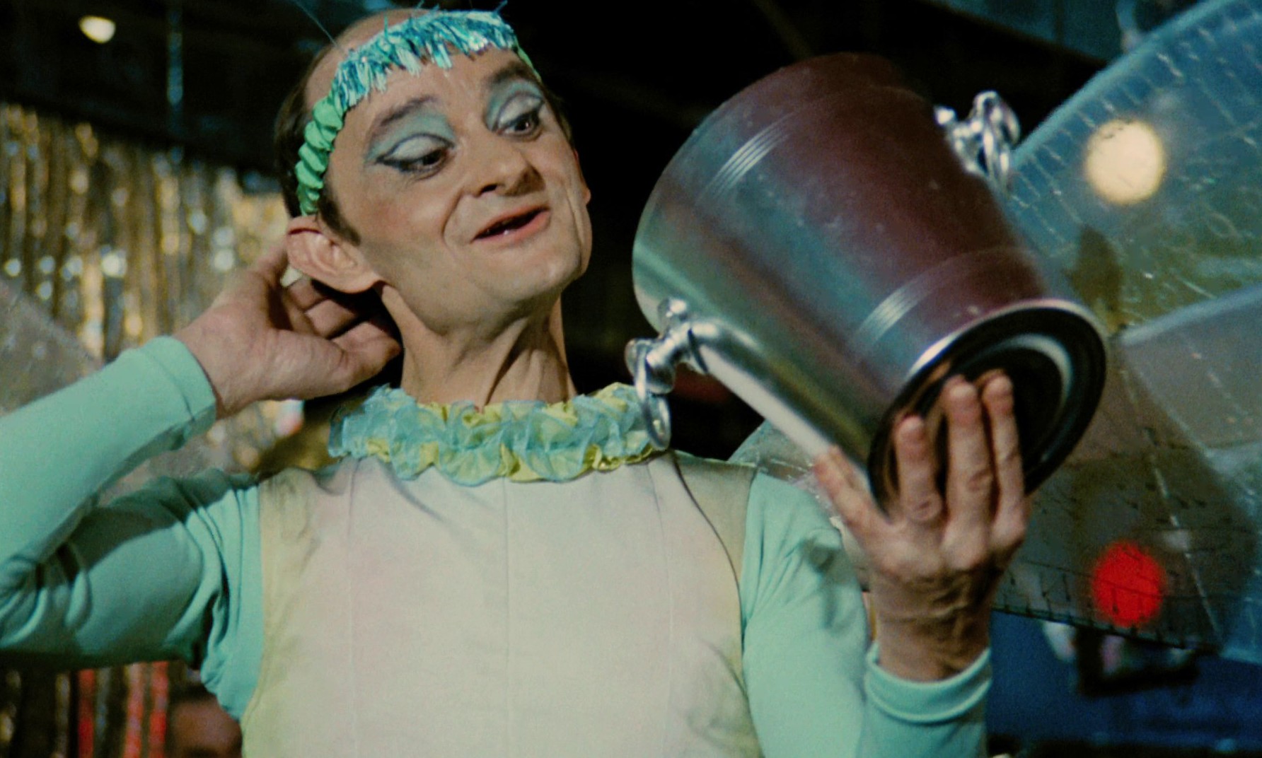 Elle boit pas, elle fume pas, elle drague pas, mais... elle cause! (1970) —  shot,  lighting