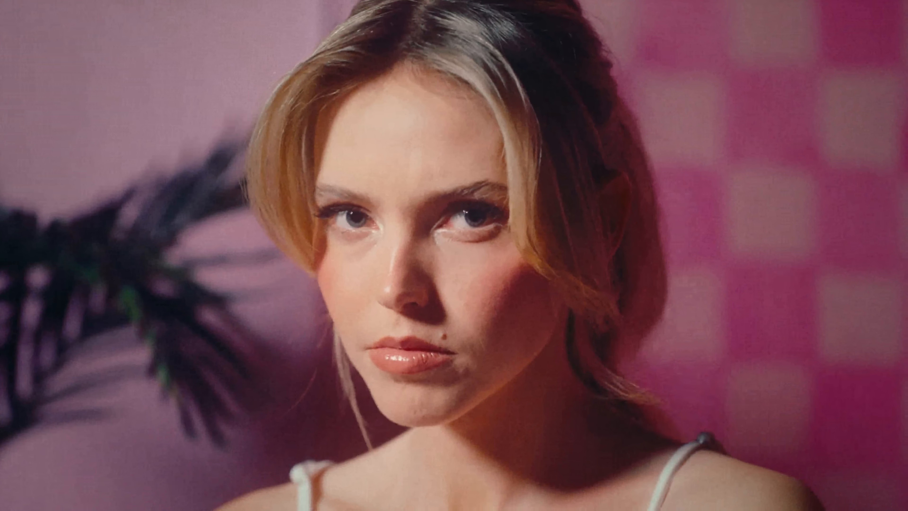 Sie weiß (Betty Draper) (2025) —  shot,  lighting