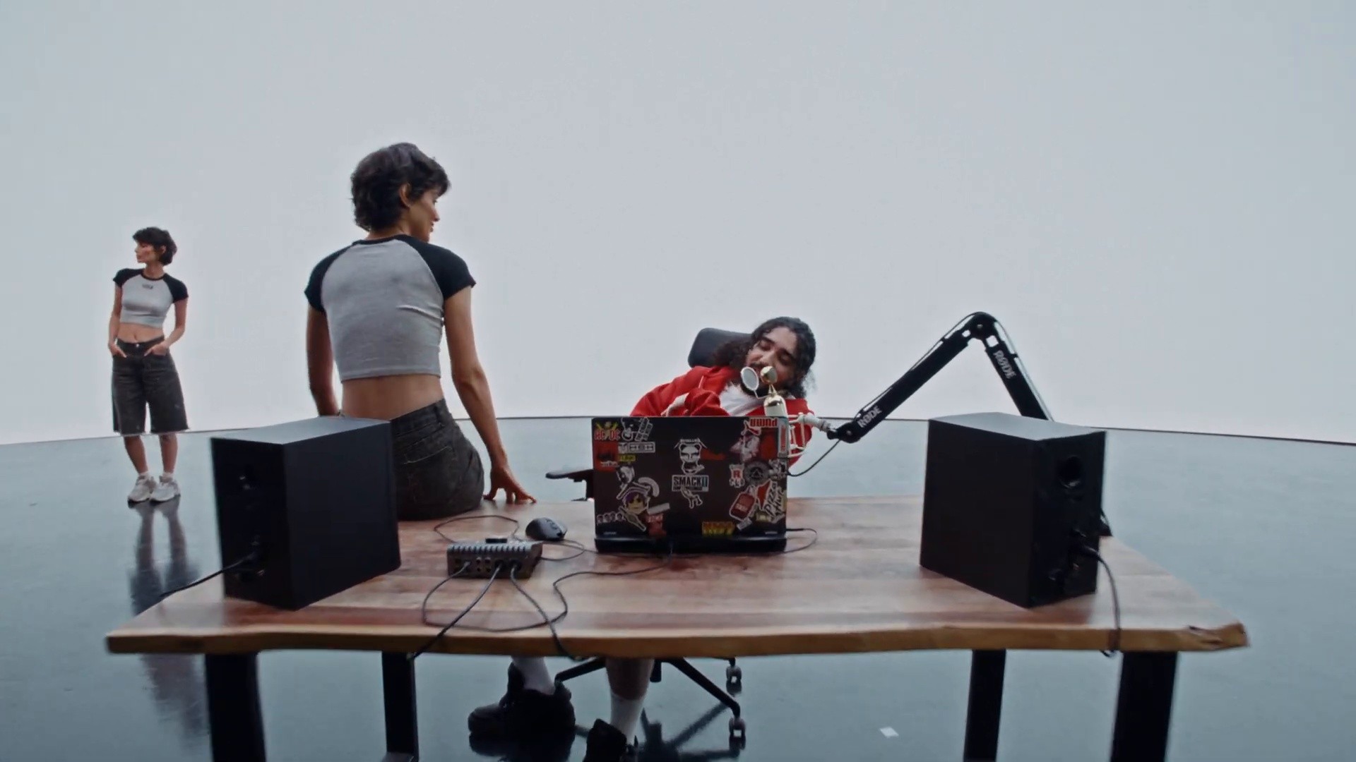 Sexting (2025) —  shot,  lighting