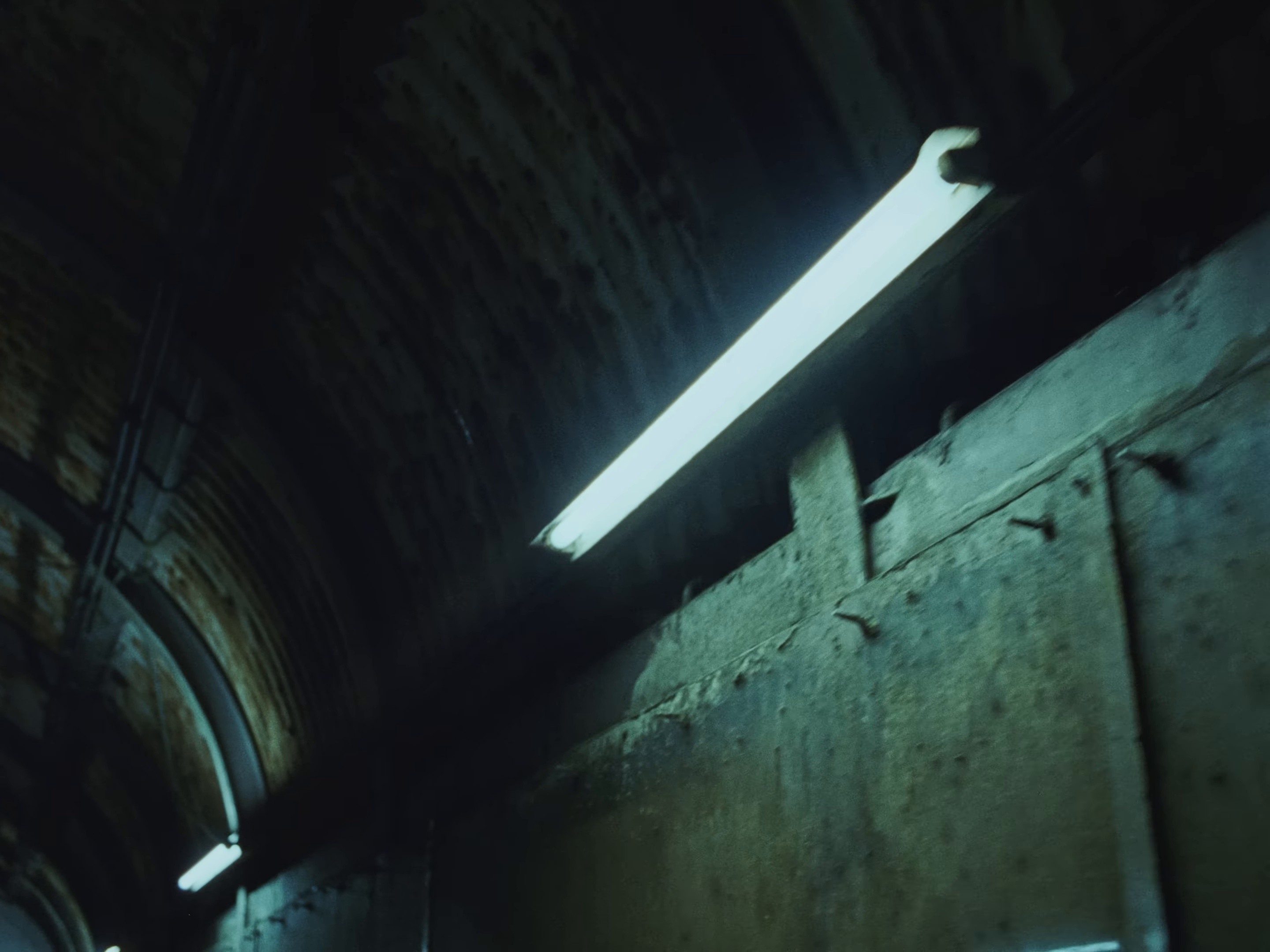 流れる (2025) —  shot,  lighting