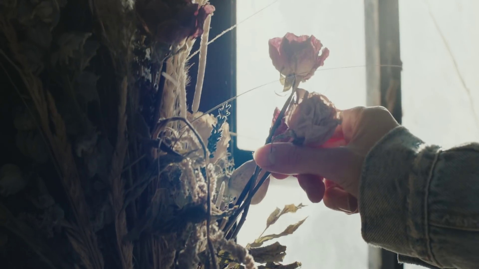 How Does It Feel (2021) —  shot,  lighting