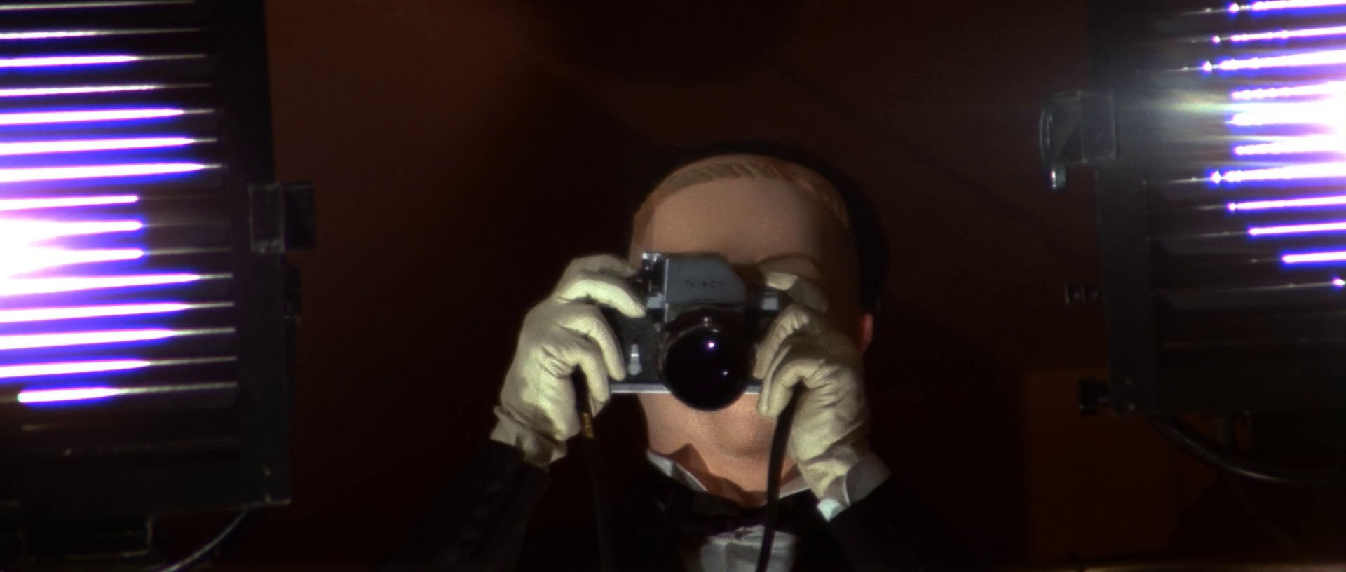 Four Flies on Grey Velvet (1971) —  shot,  lighting