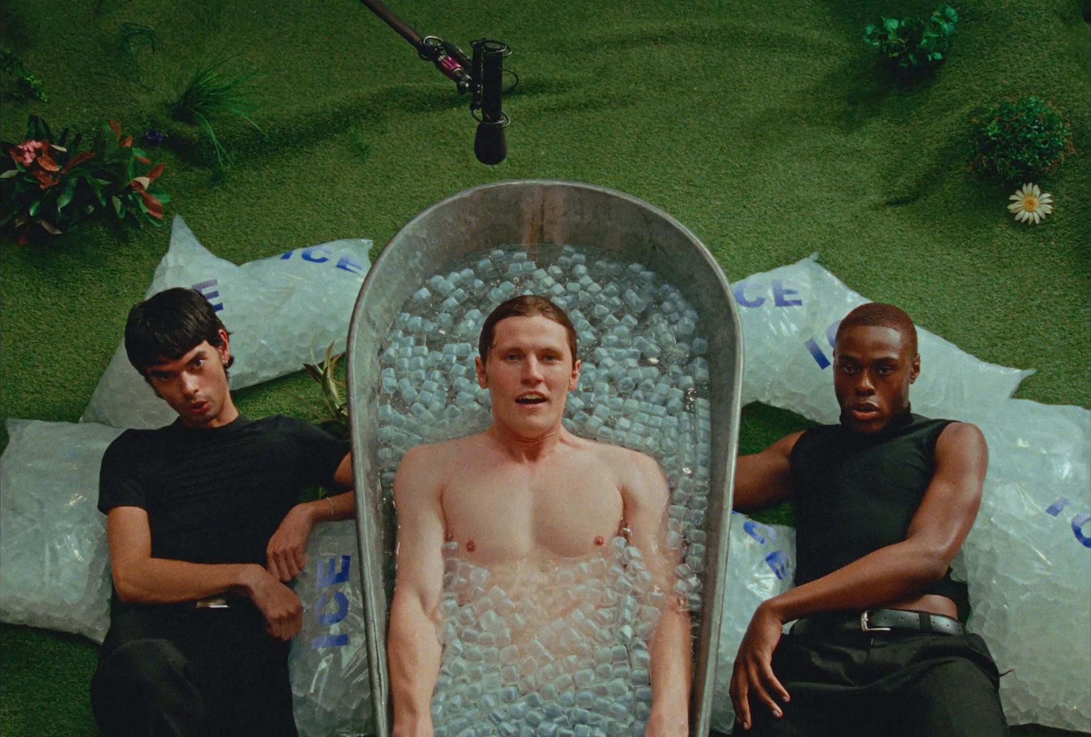 Estrid - Very lagom razors (2024) —  shot,  lighting