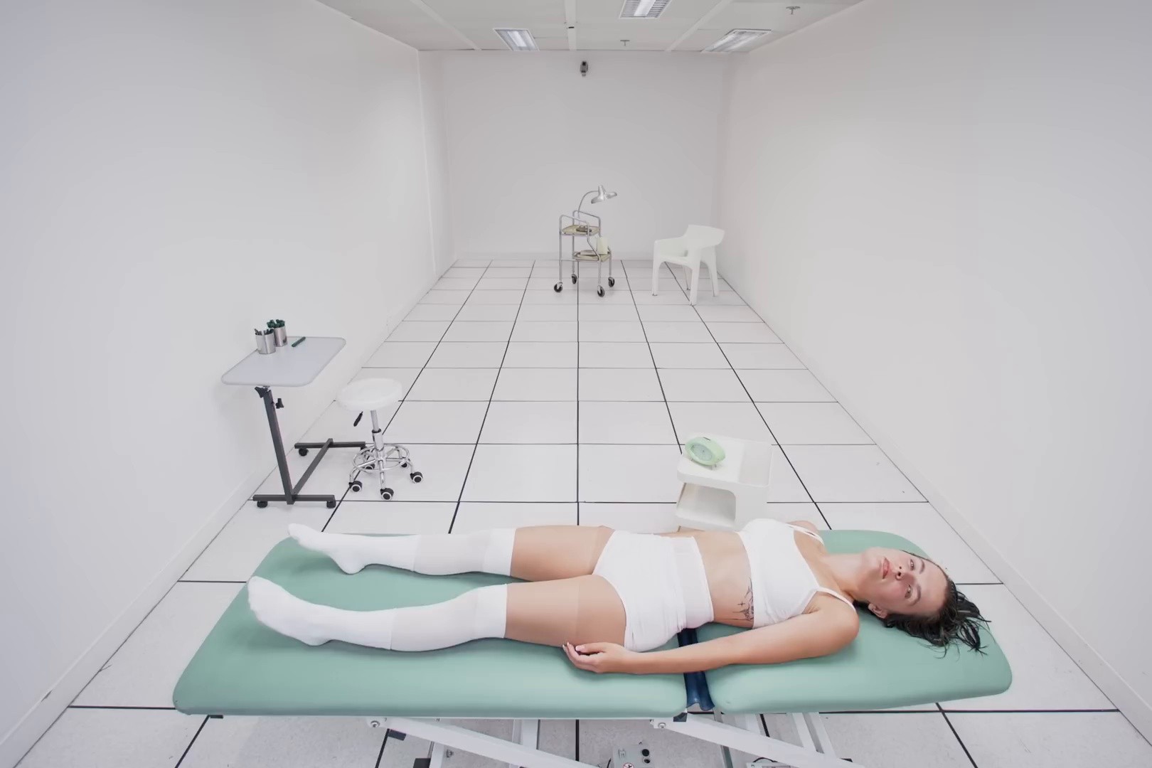 Le lapin blanc (2025) —  shot,  lighting