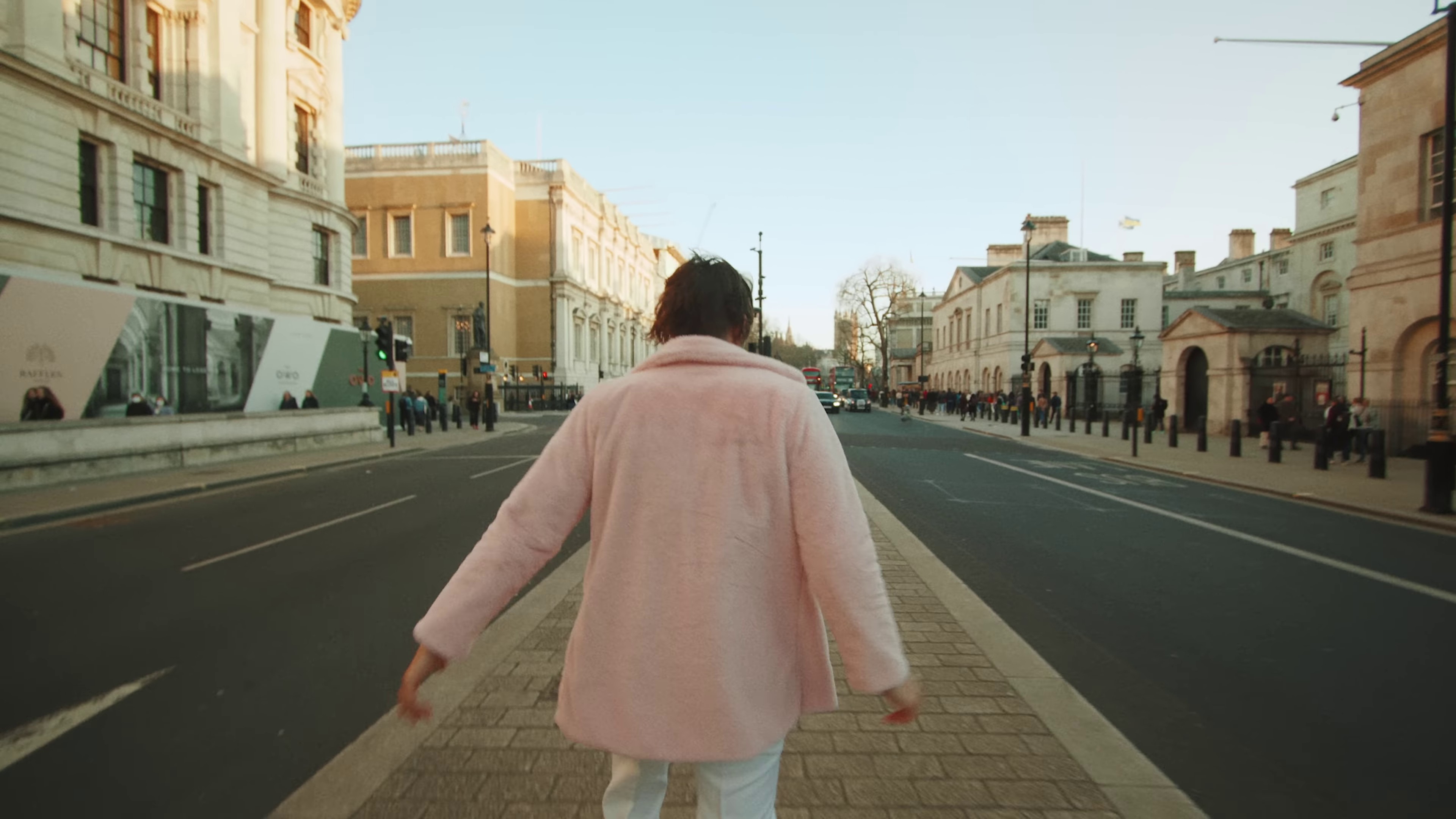 I see london i see france (2022) —  shot,  lighting