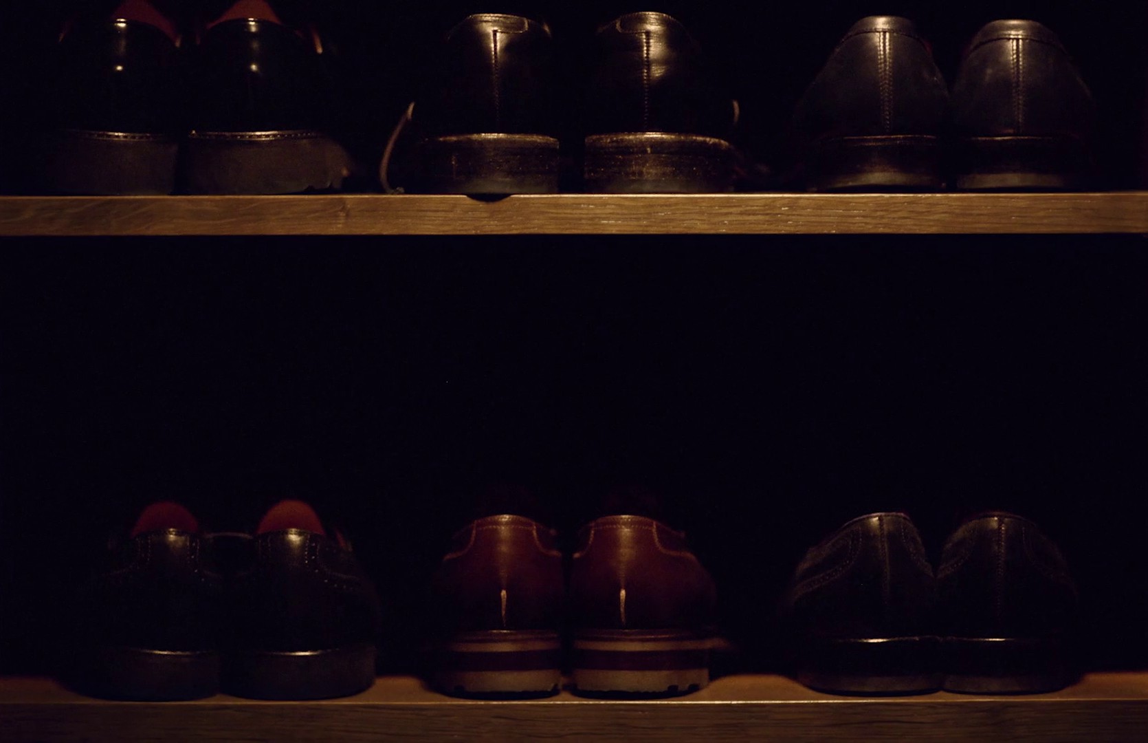 5 dollars (2018) —  shot,  lighting