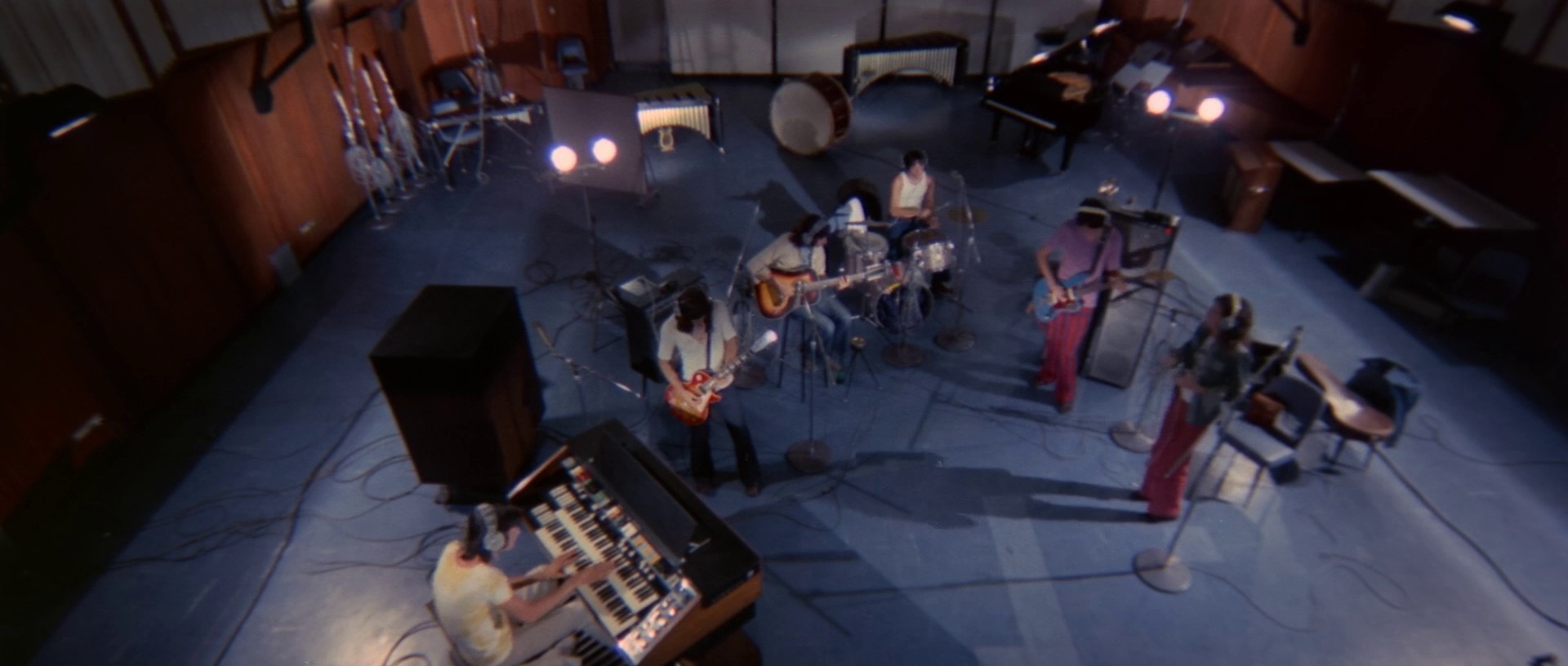 Four Flies on Grey Velvet (1971) —  shot,  lighting