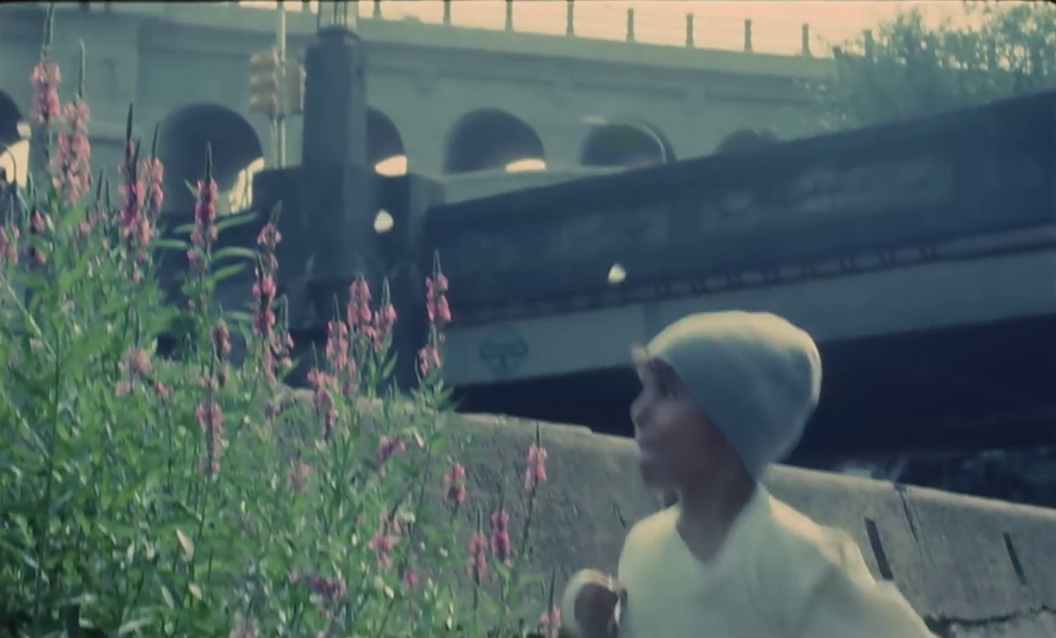 Doesn't Remind Me (2009) —  shot,  lighting