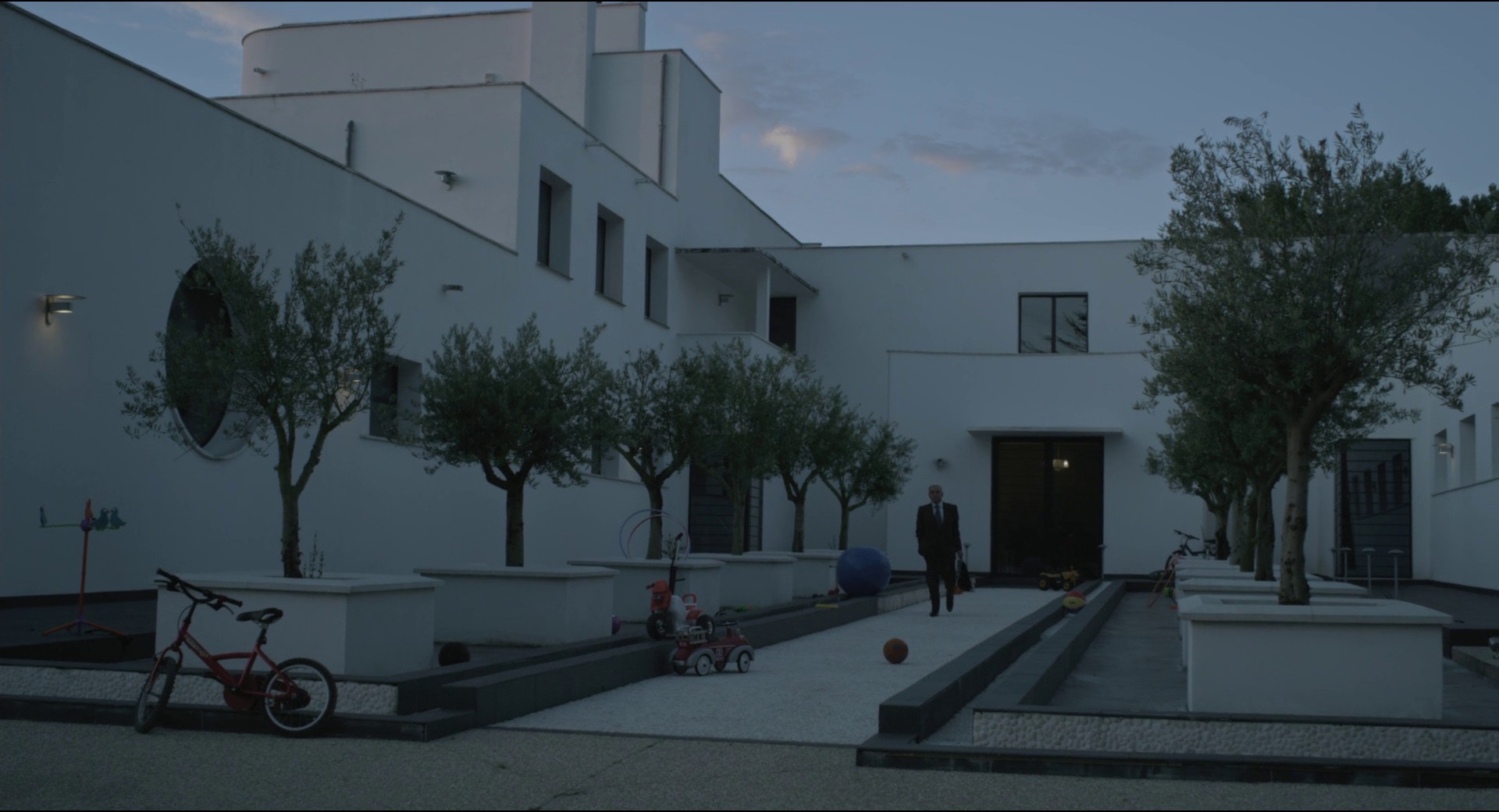 Holy Motors (2012) —  shot,  lighting