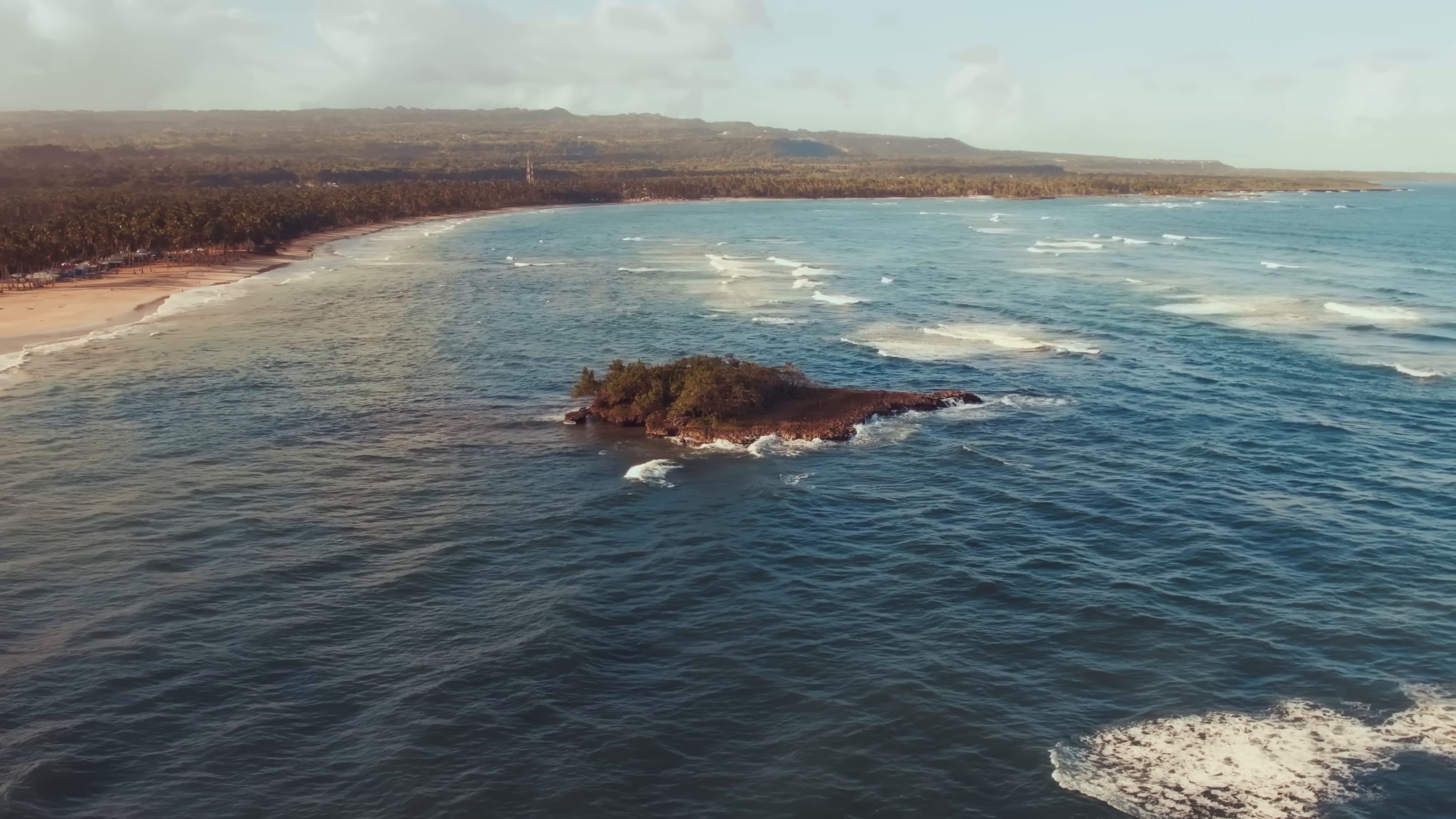 Frente al Mar (Ozuna Remix) (2024) —  shot,  lighting