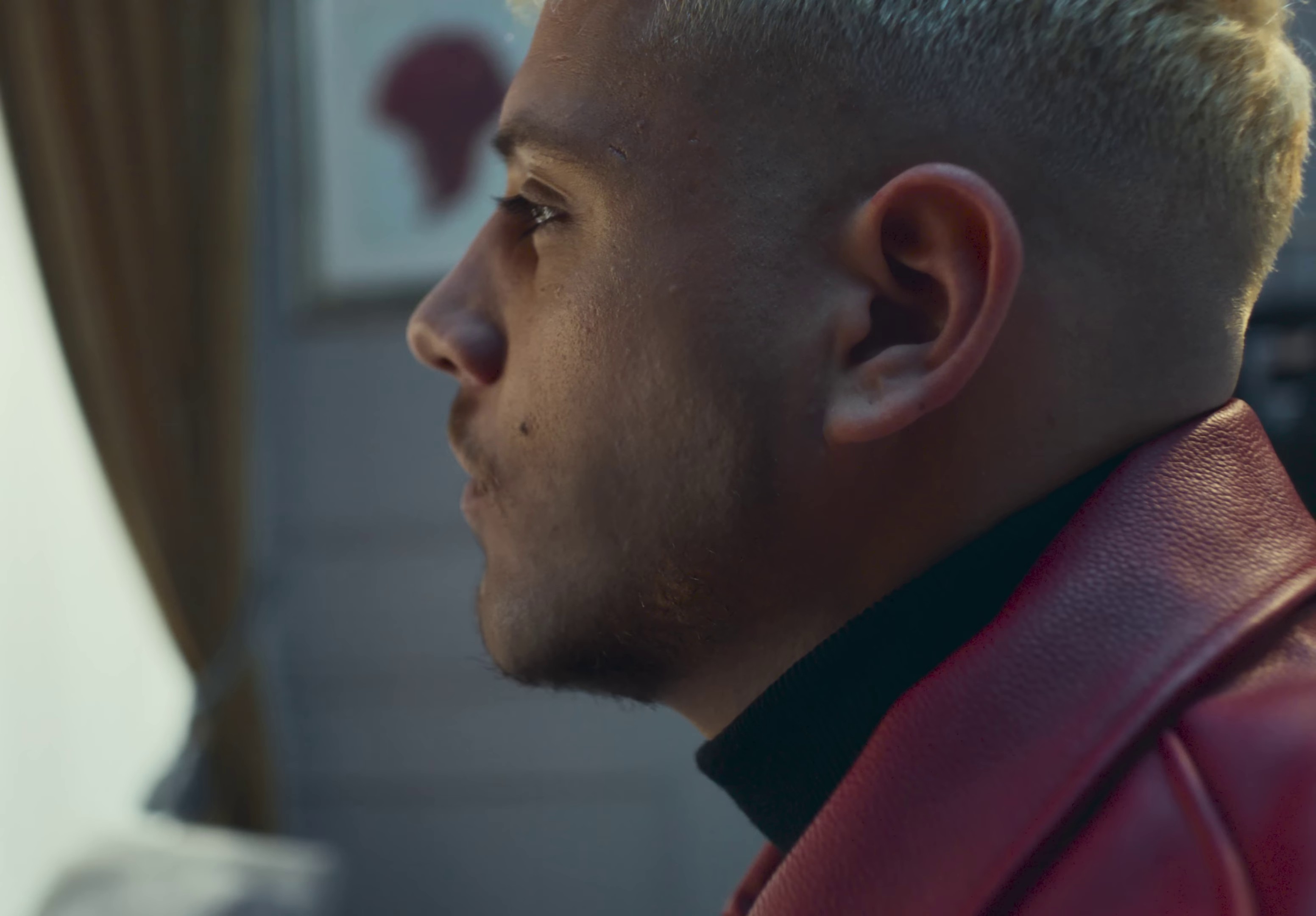 Chambre 140 (2024) —  shot,  lighting