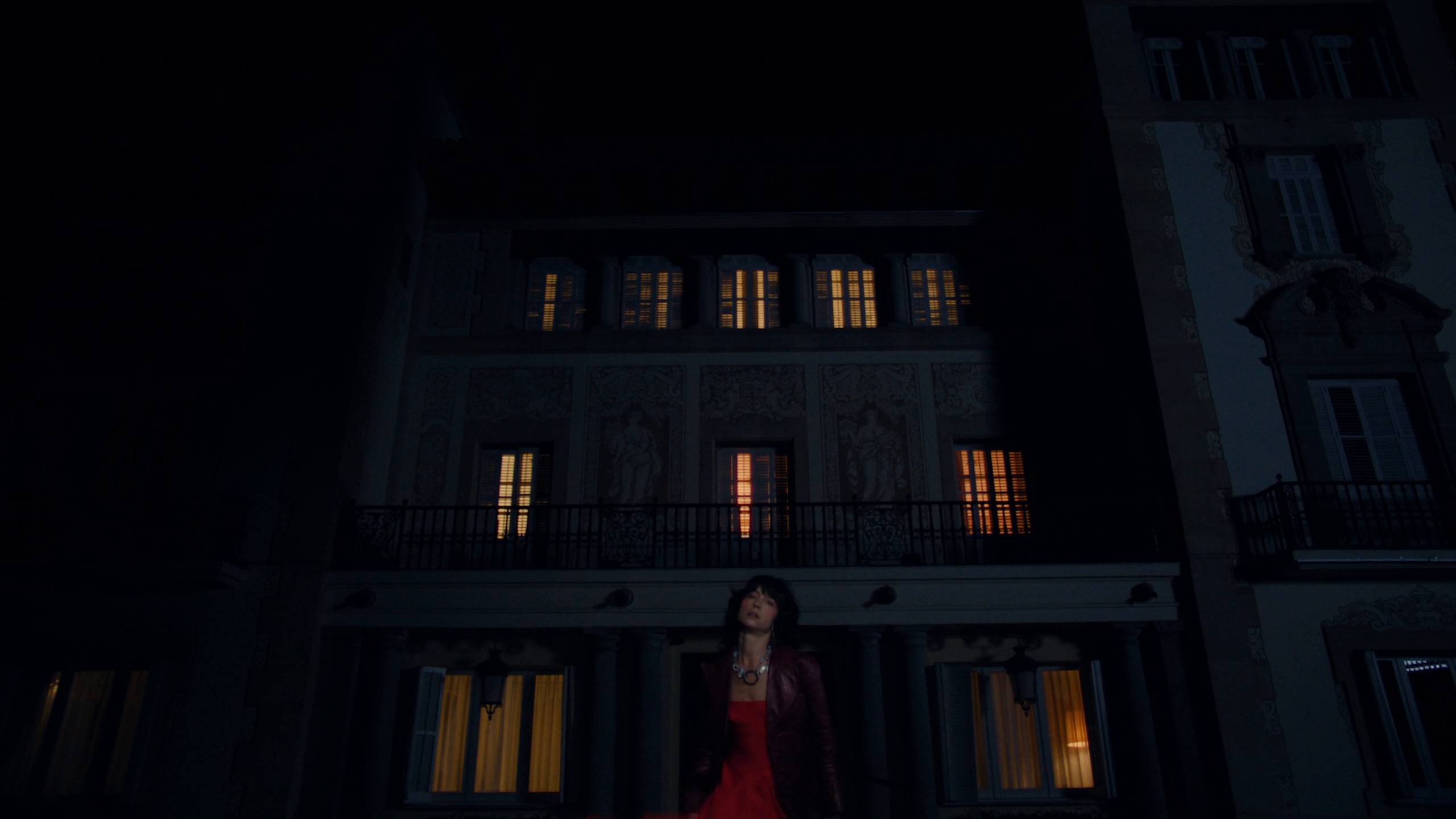 Royal Bliss - Nacimos Tarde (2024) —  shot,  lighting