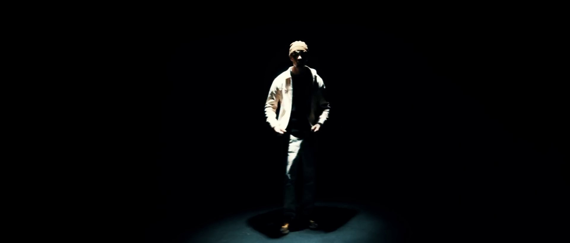 Efferalgan (2022) —  shot,  lighting