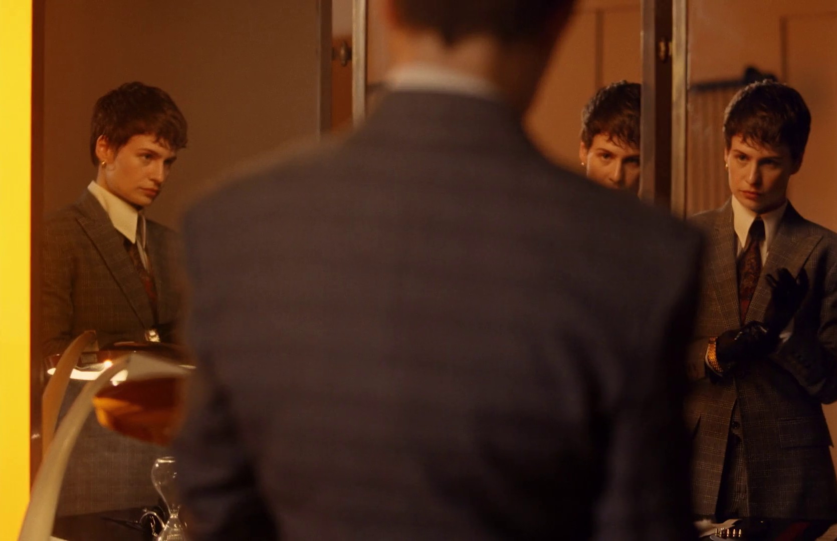 5 dollars (2018) —  shot,  lighting