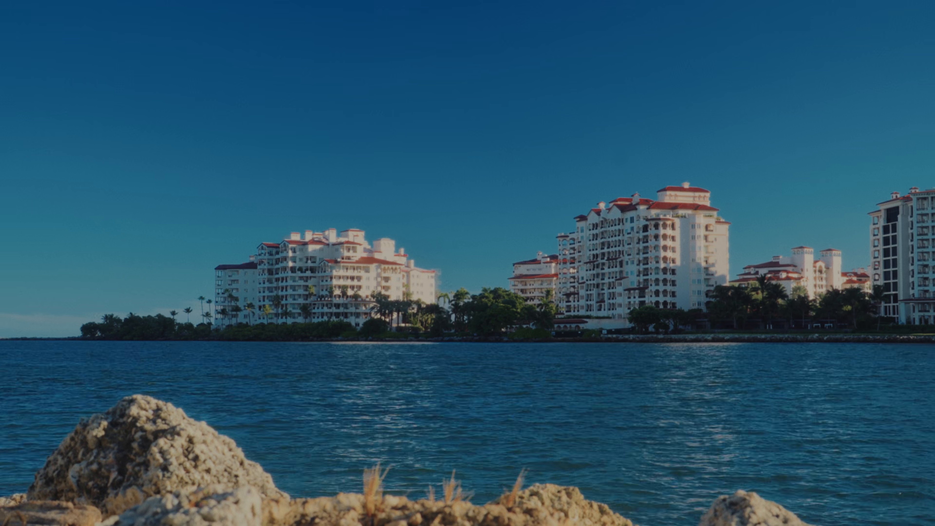 Mía (2025) —  shot,  lighting