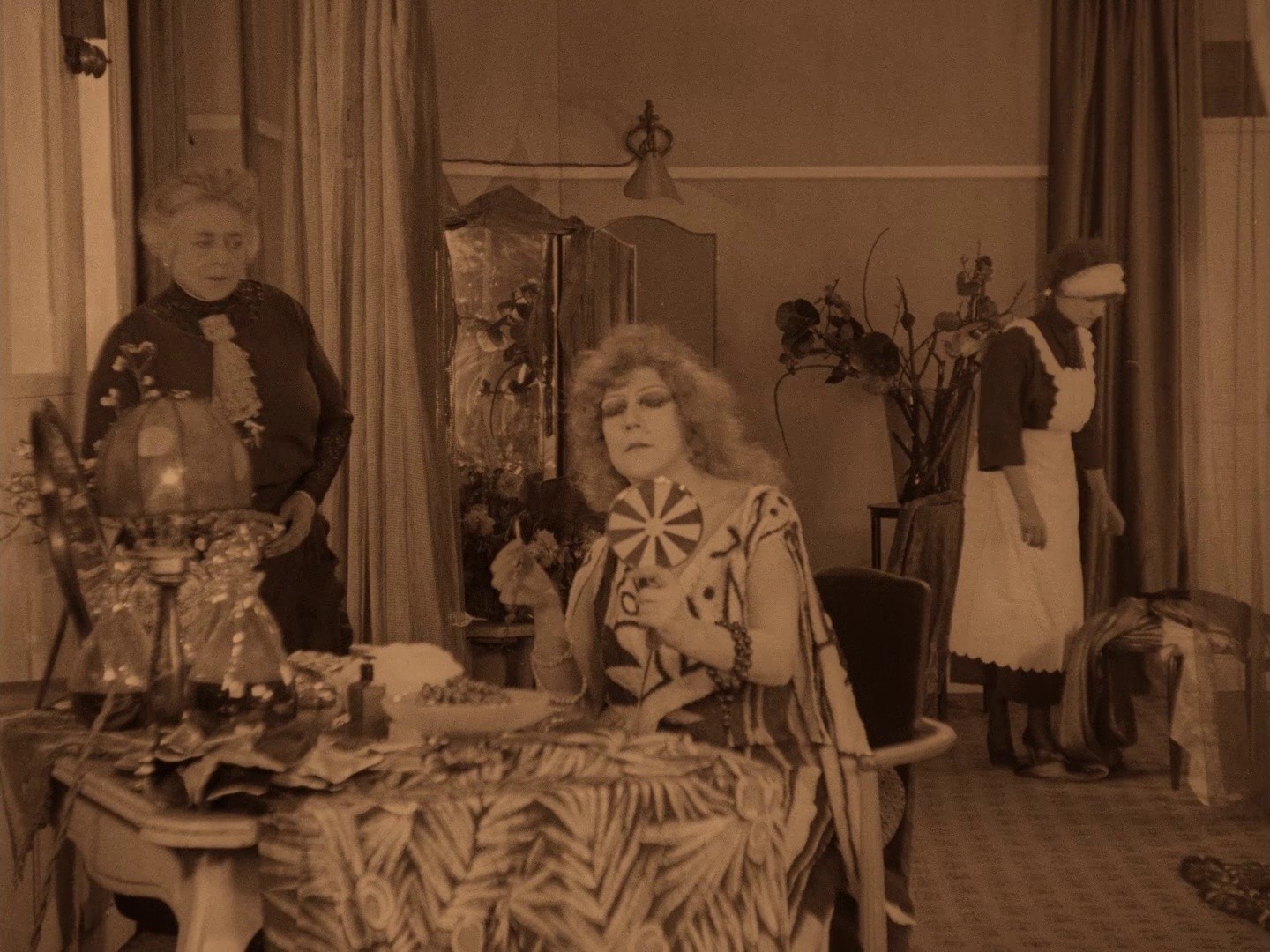 L'inhumaine (1924) —  shot,  lighting