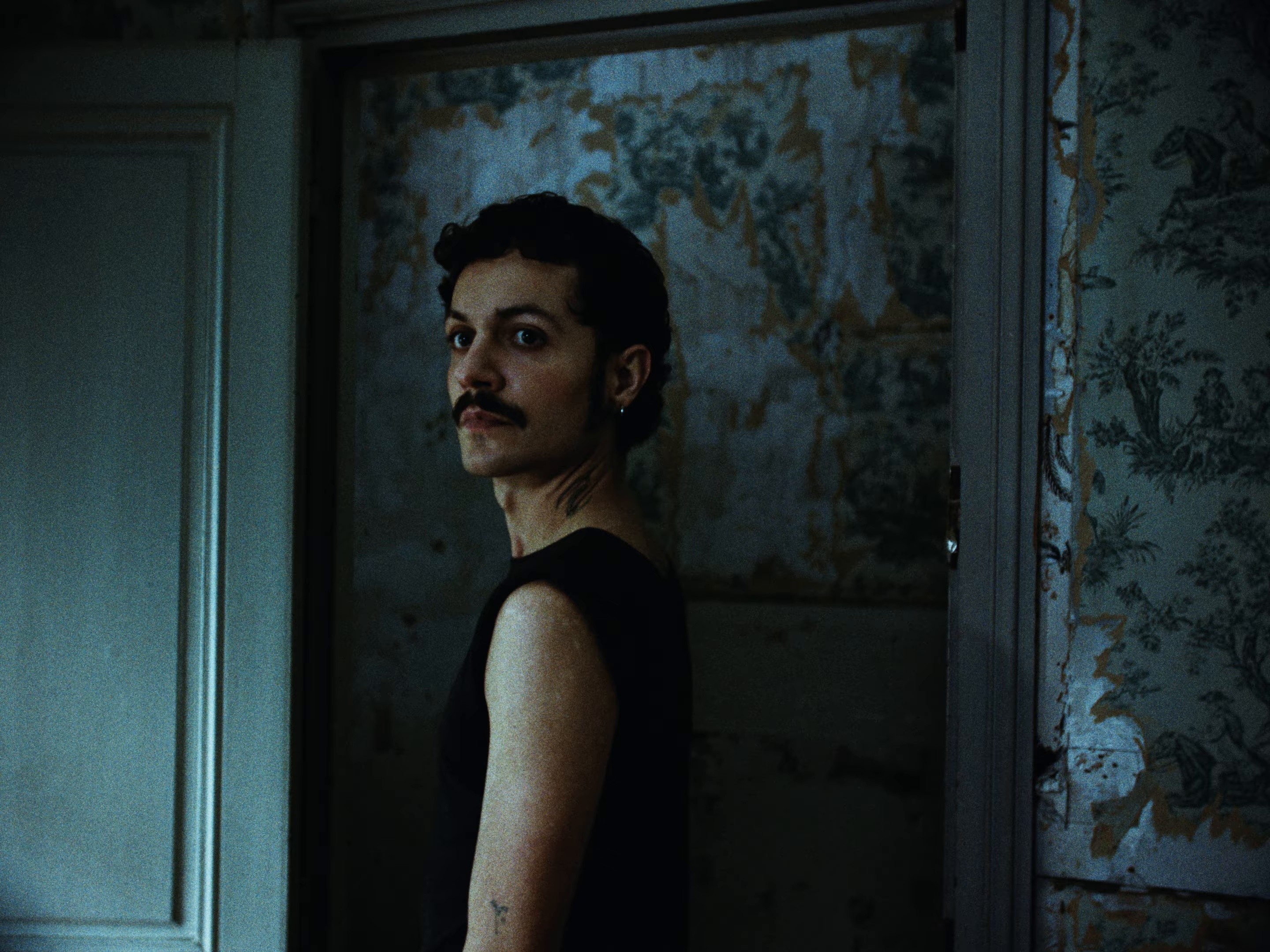 Spirit are you here ? (2025) —  shot,  lighting