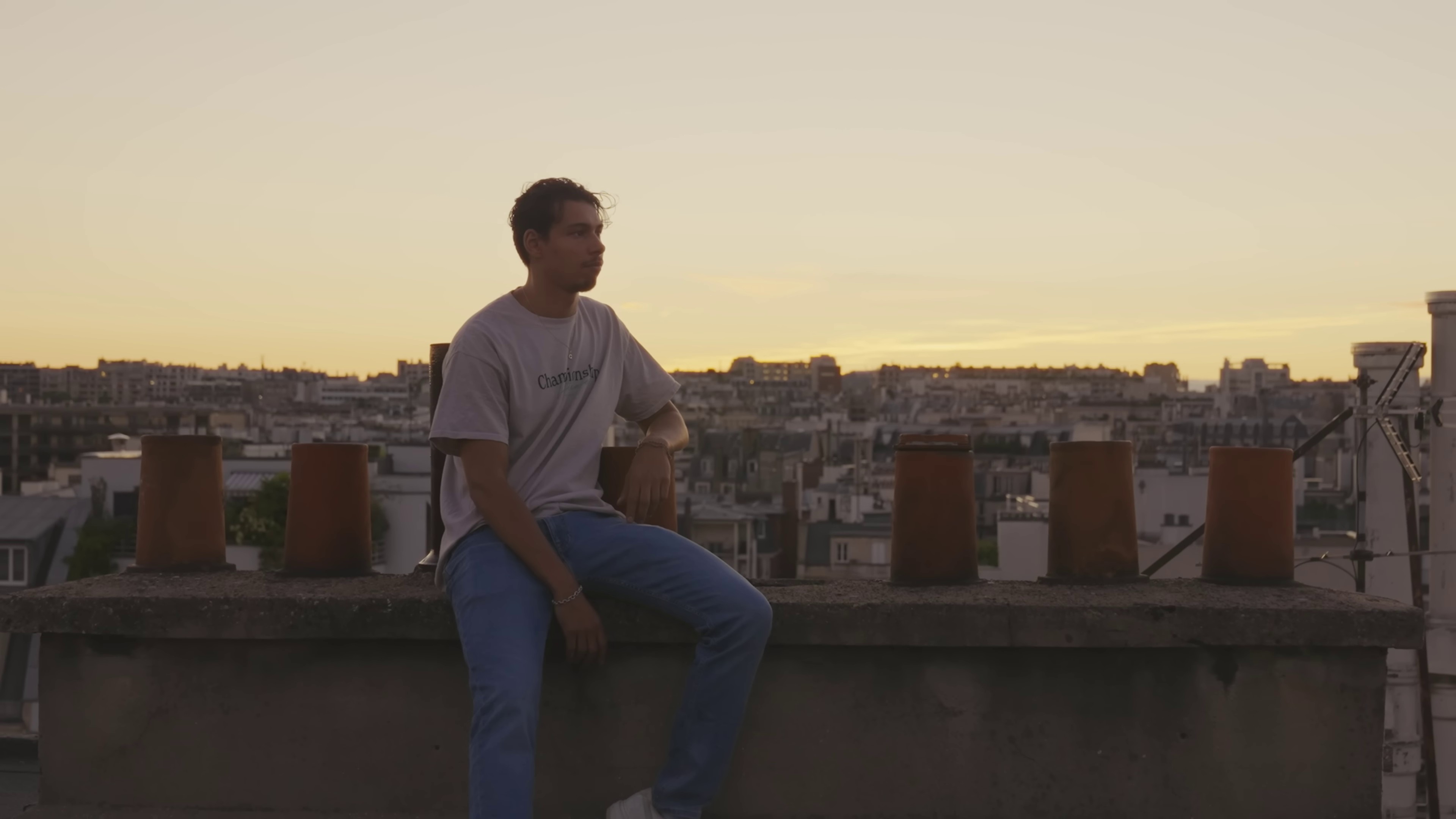 Hôtel 5 étoiles  (2022) —  shot,  lighting