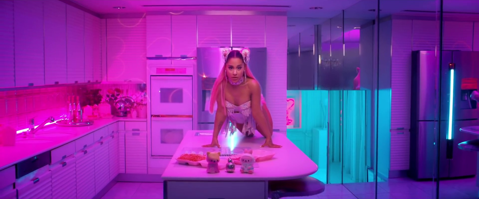 7 rings (2019) —  shot,  lighting