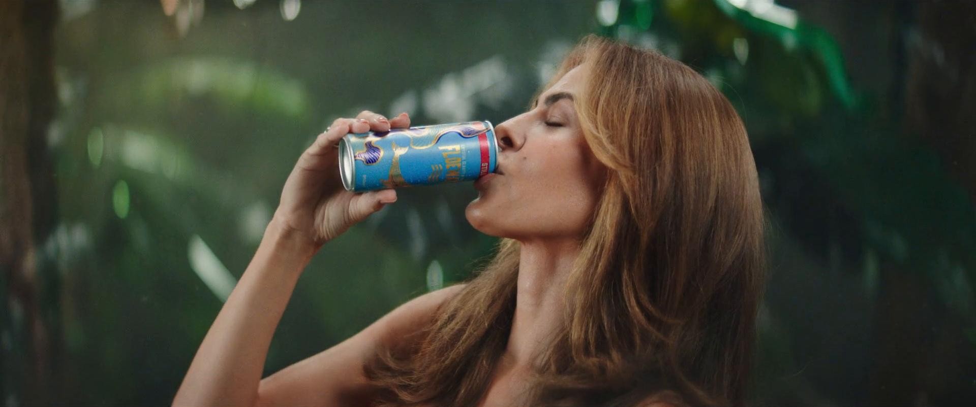 Eva Mendes schittert in wereldwijde lanceringscampagne voor FloeWater (2024) —  shot,  lighting