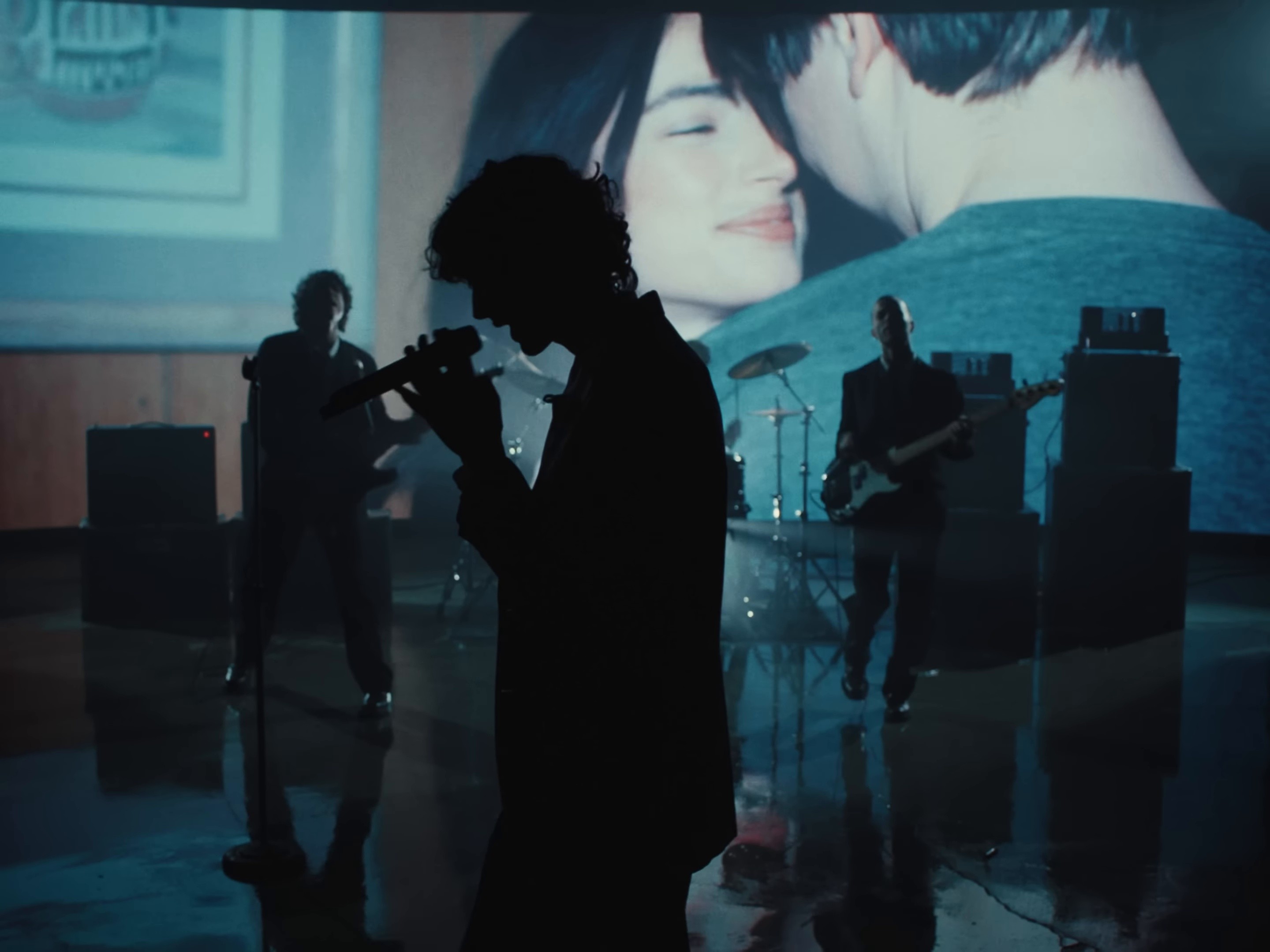 back to friends (2025) —  shot,  lighting