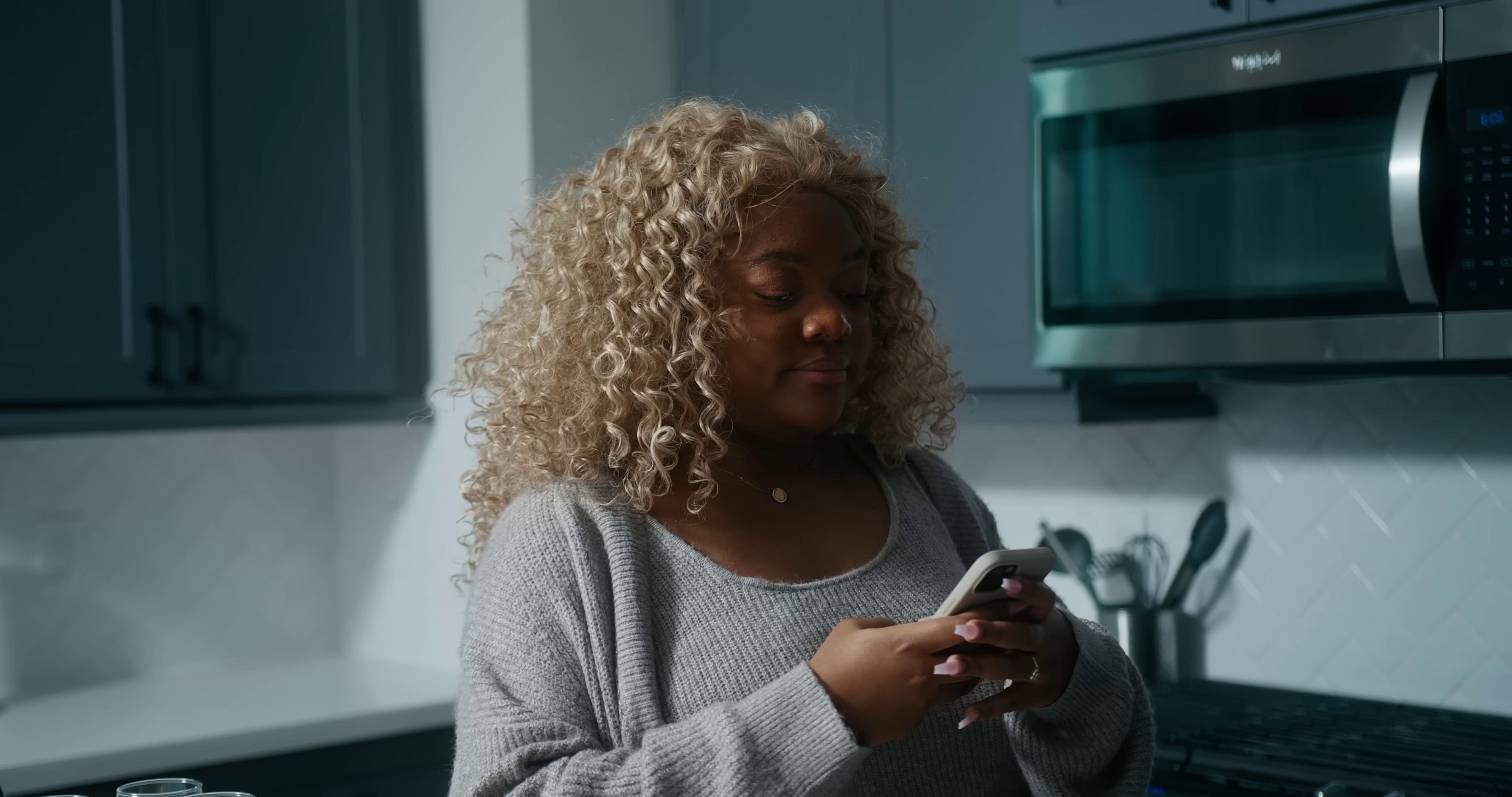 People (check on me) (2023) —  shot,  lighting