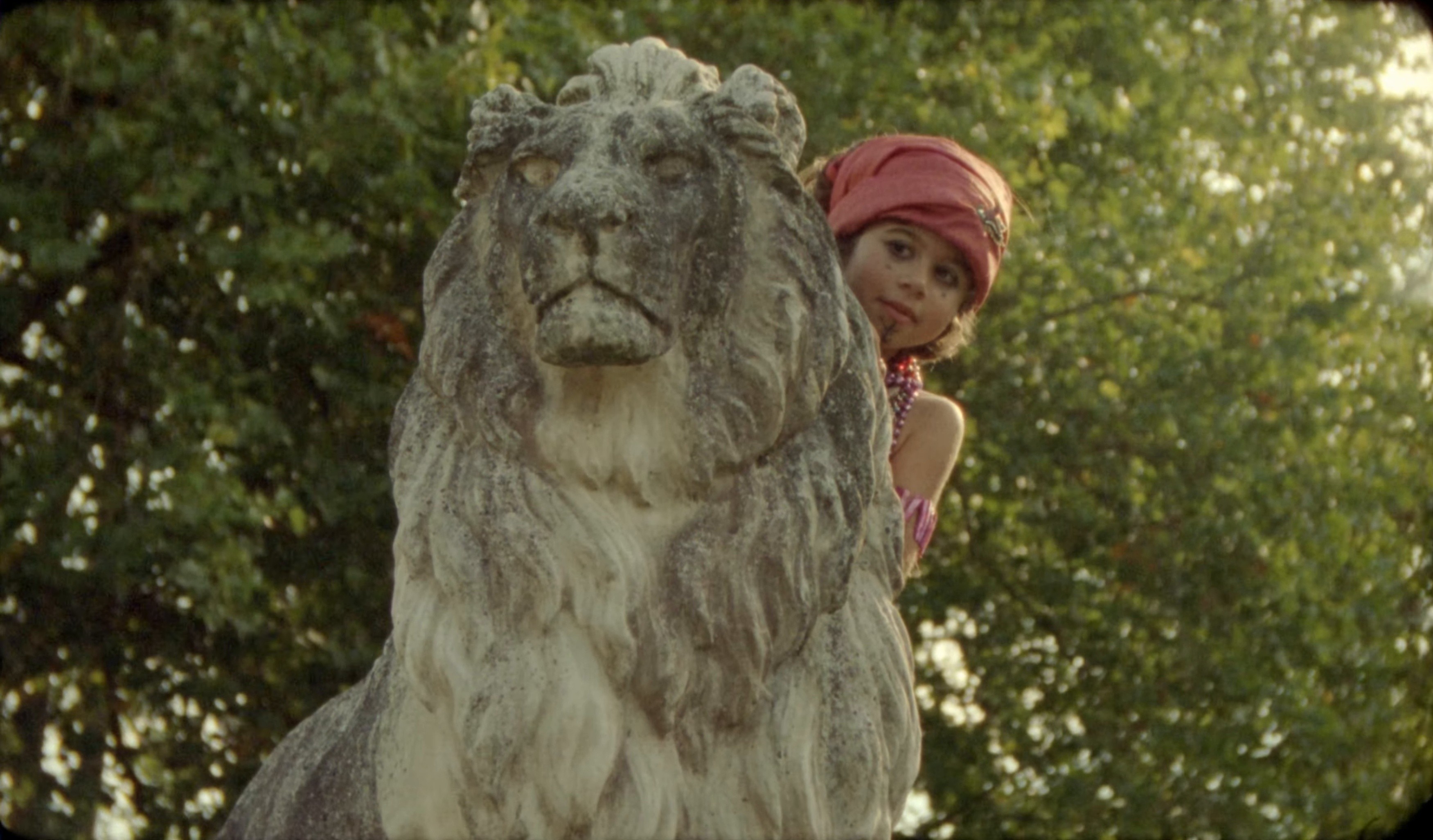 Donne-moi une chambre orientale (2020) —  shot,  lighting