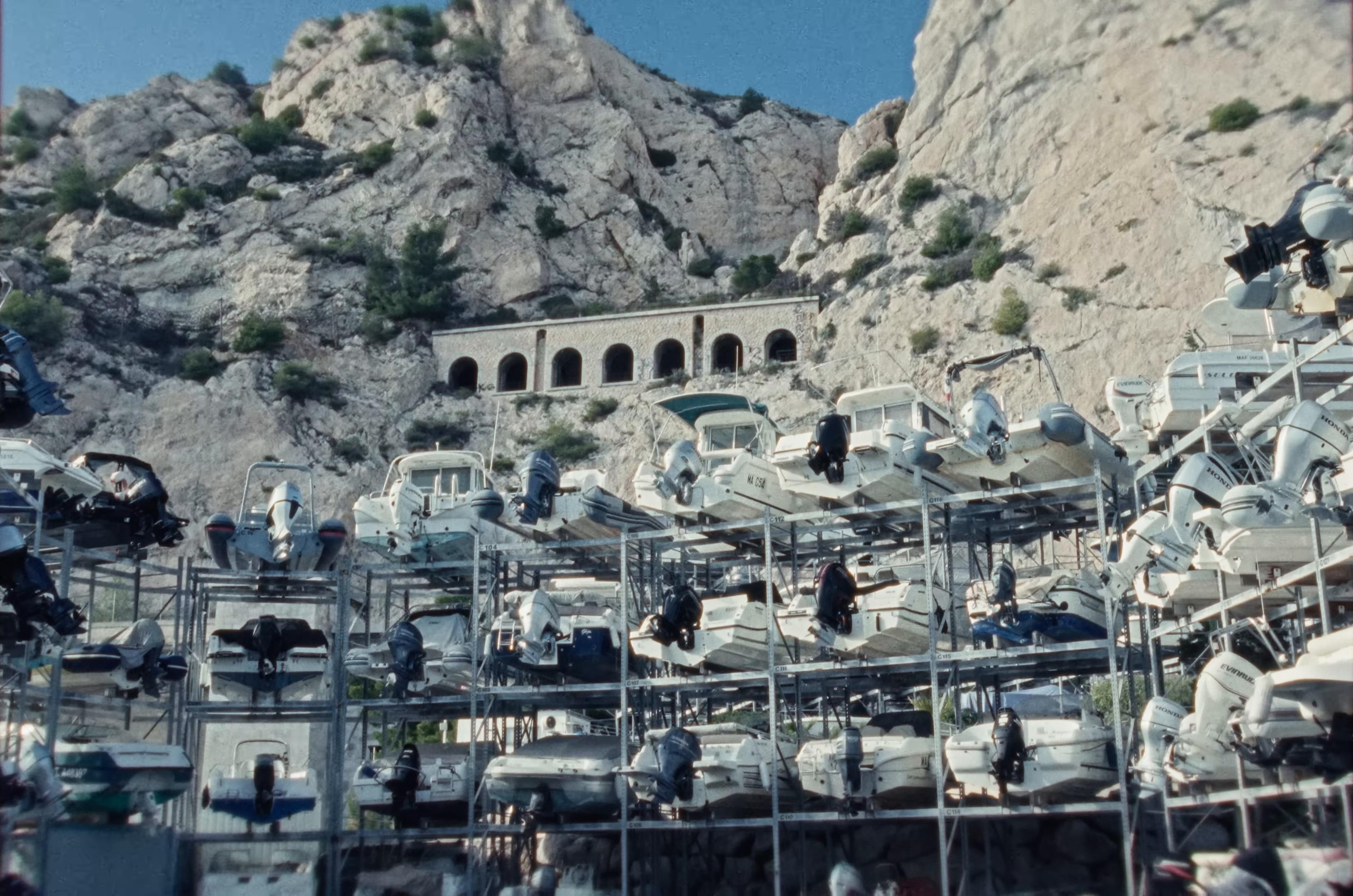 Aux Deux Fêlés (2025) —  shot,  lighting