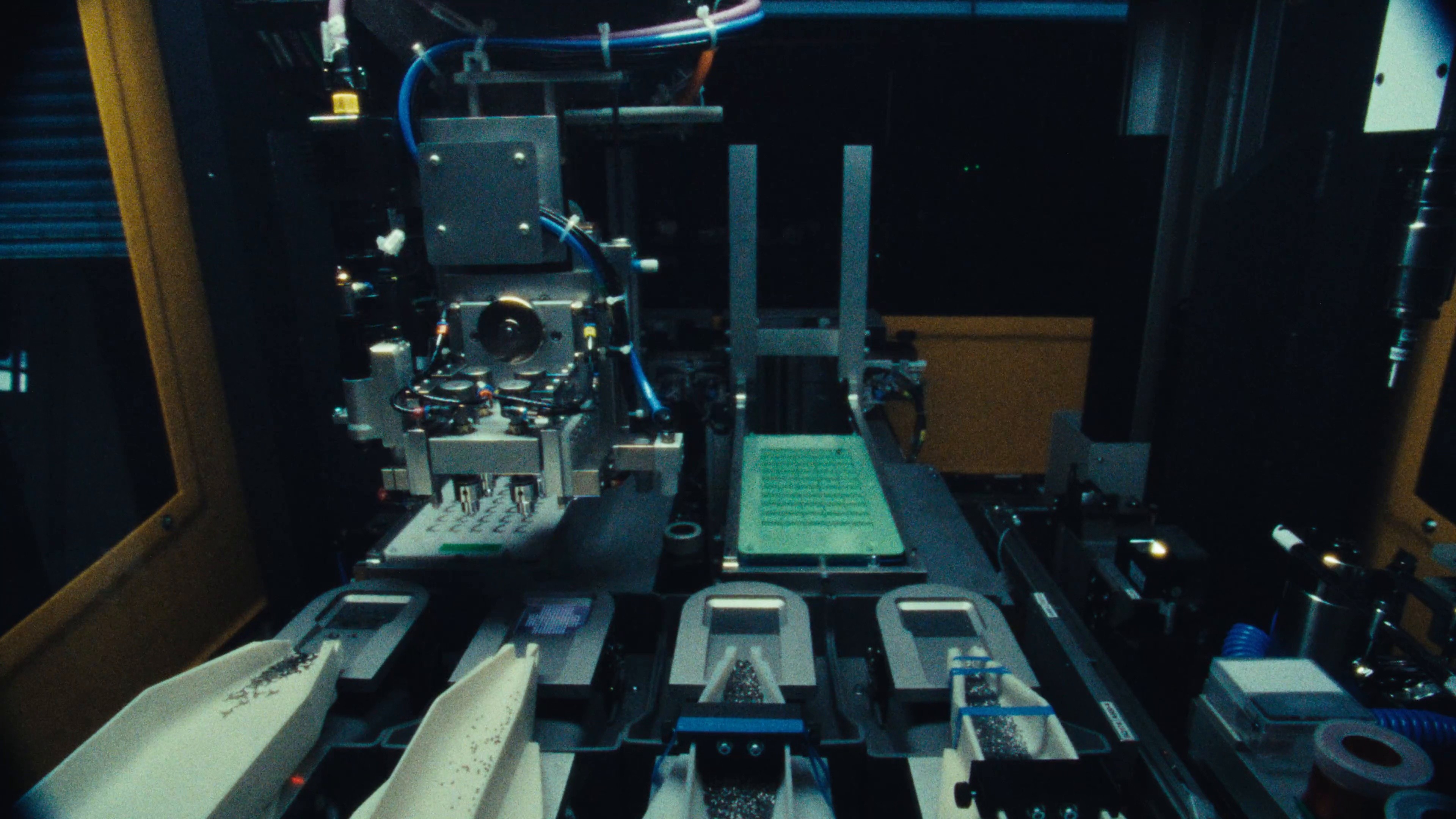 Rolf Hänggi - Small Things (DC) (2025) —  shot,  lighting