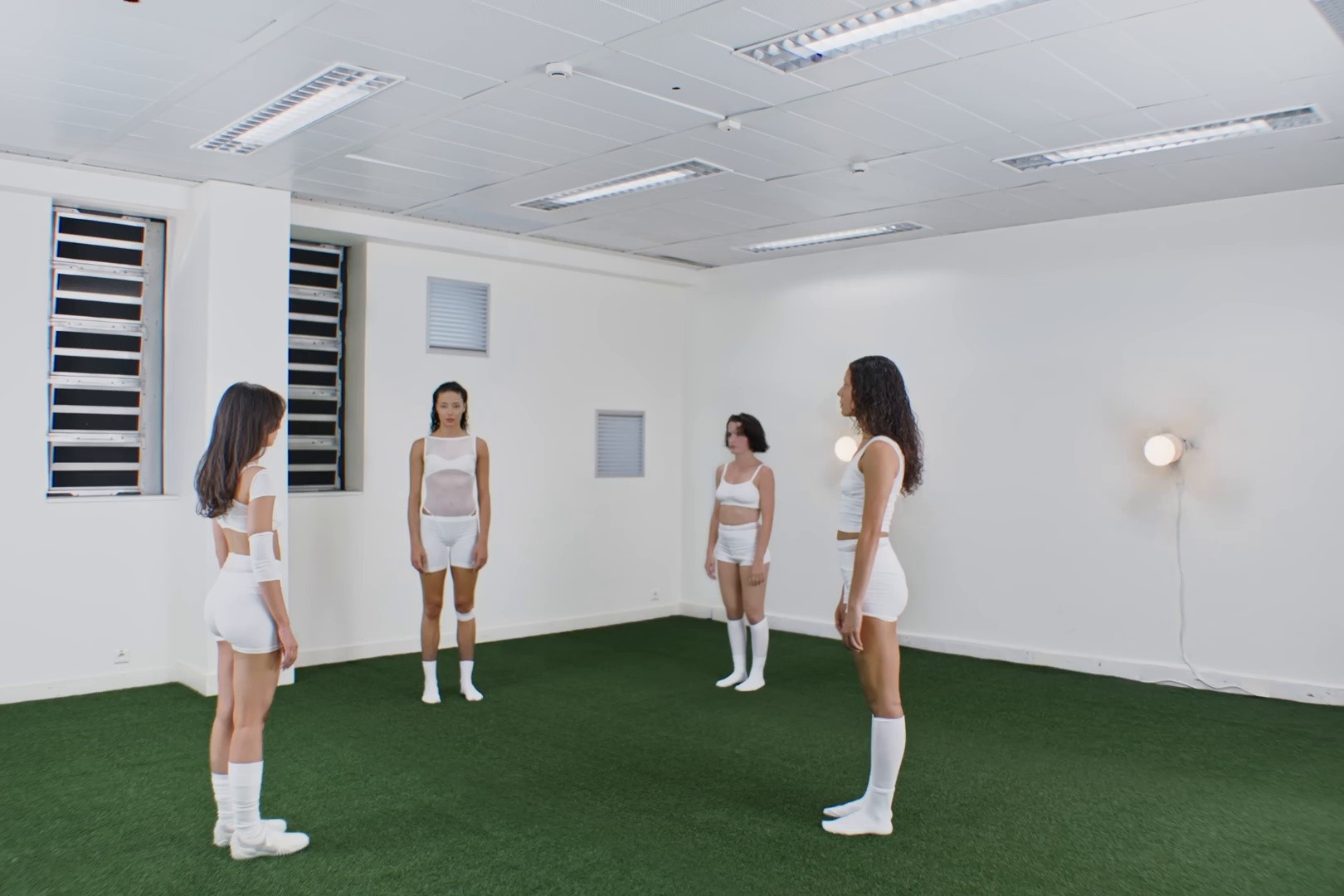 Le lapin blanc (2025) —  shot,  lighting