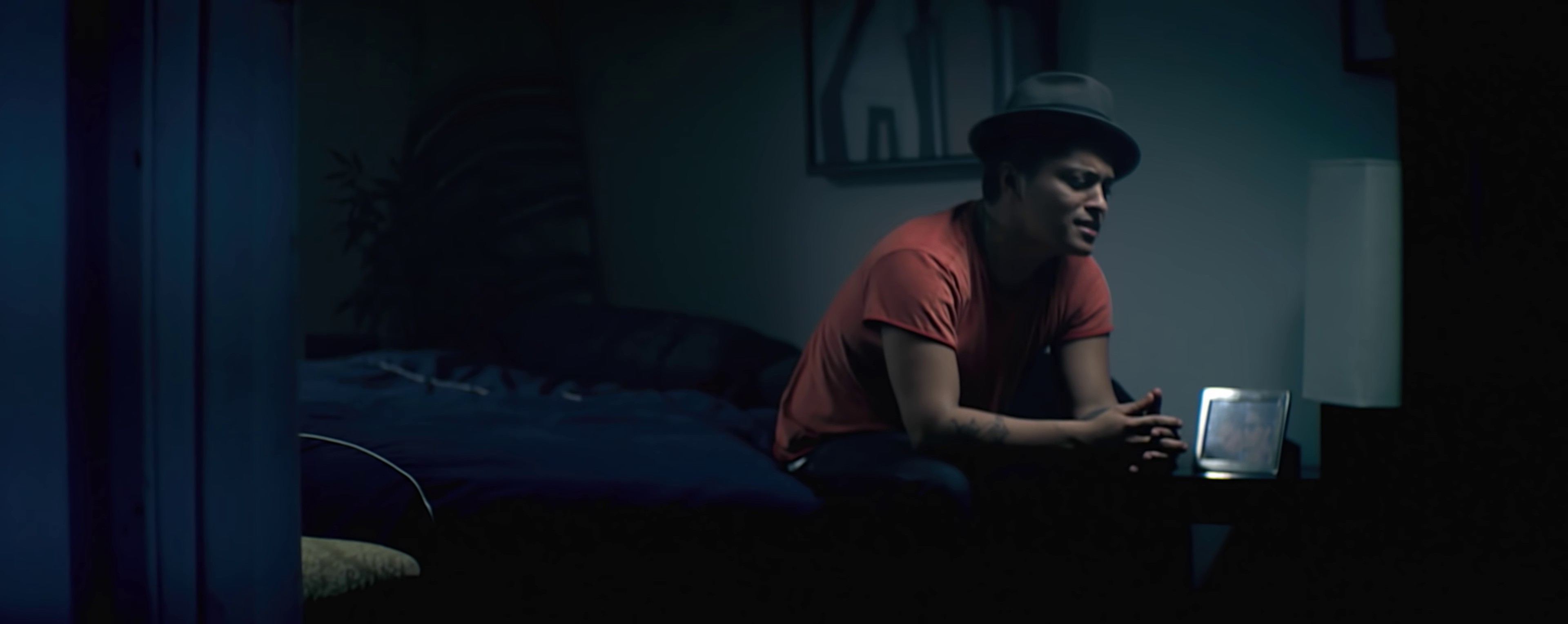 Grenade  (2010) —  shot,  lighting