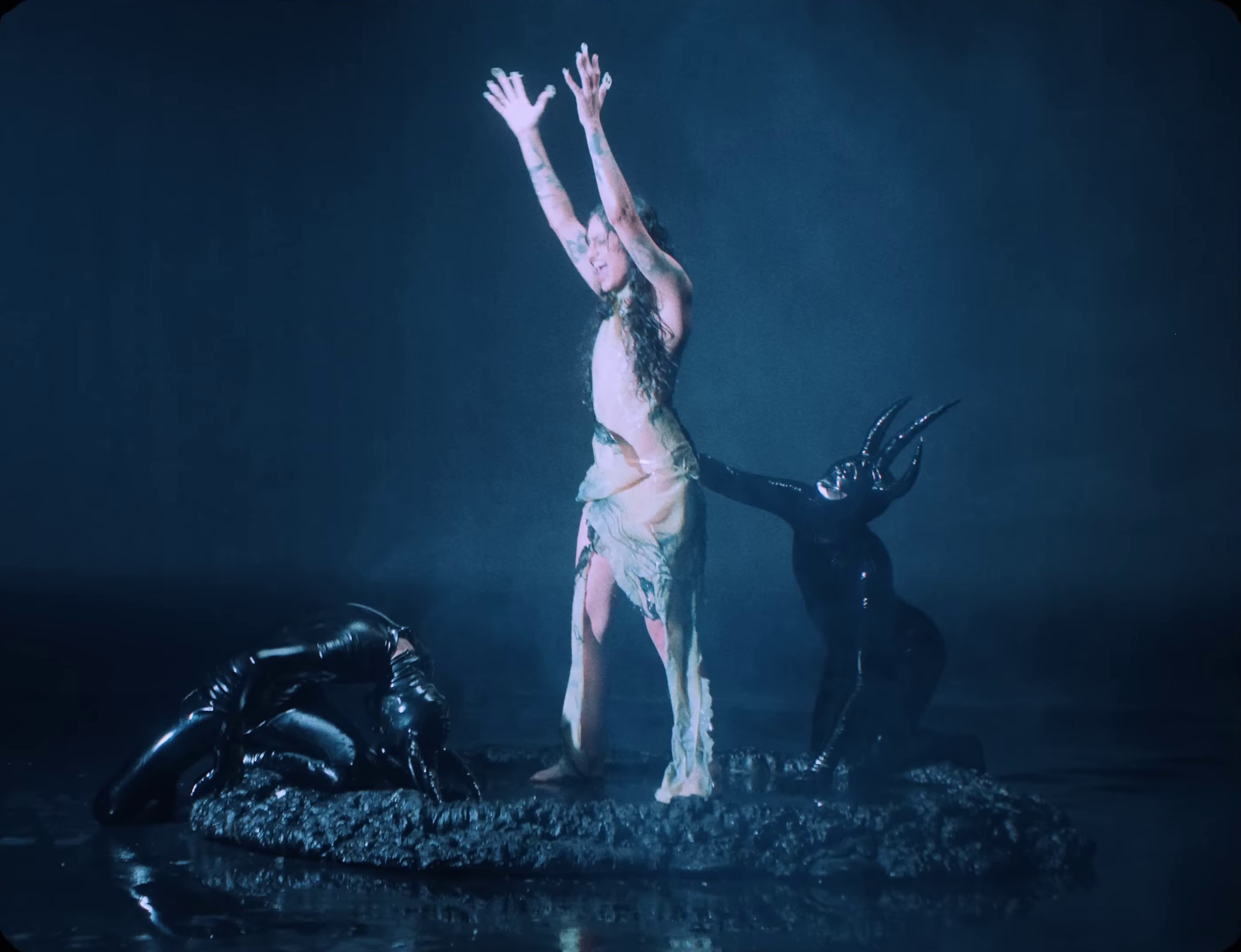 Minha Religião  (2023) —  shot,  lighting