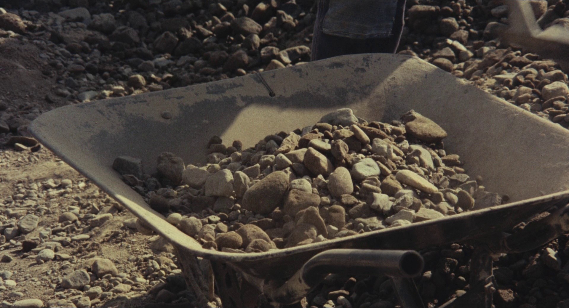 Manila in the Claws of Light (1982) —  shot,  lighting