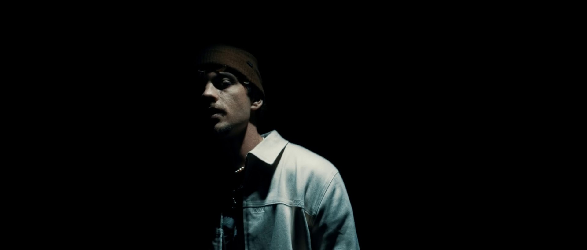 Efferalgan (2022) —  shot,  lighting