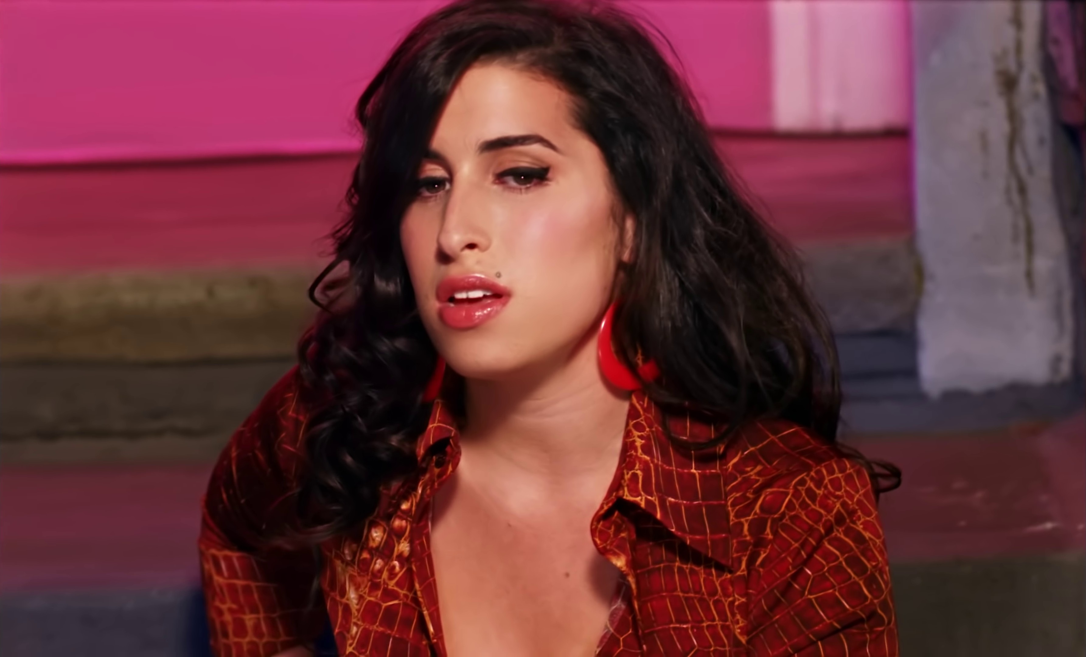 Stronger Than Me (2009) —  shot,  lighting