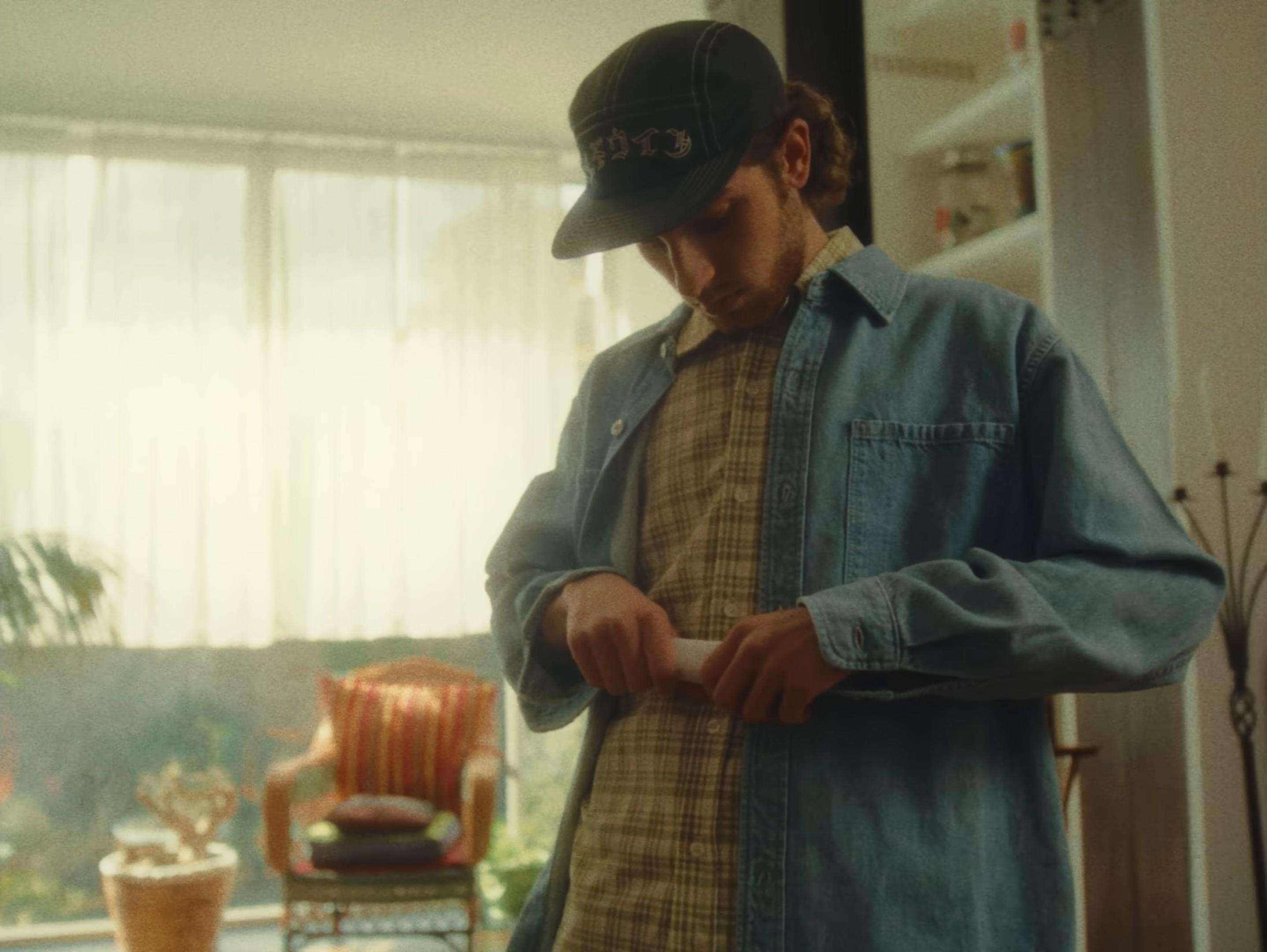 Bottiglie Vuote (2025) —  shot,  lighting