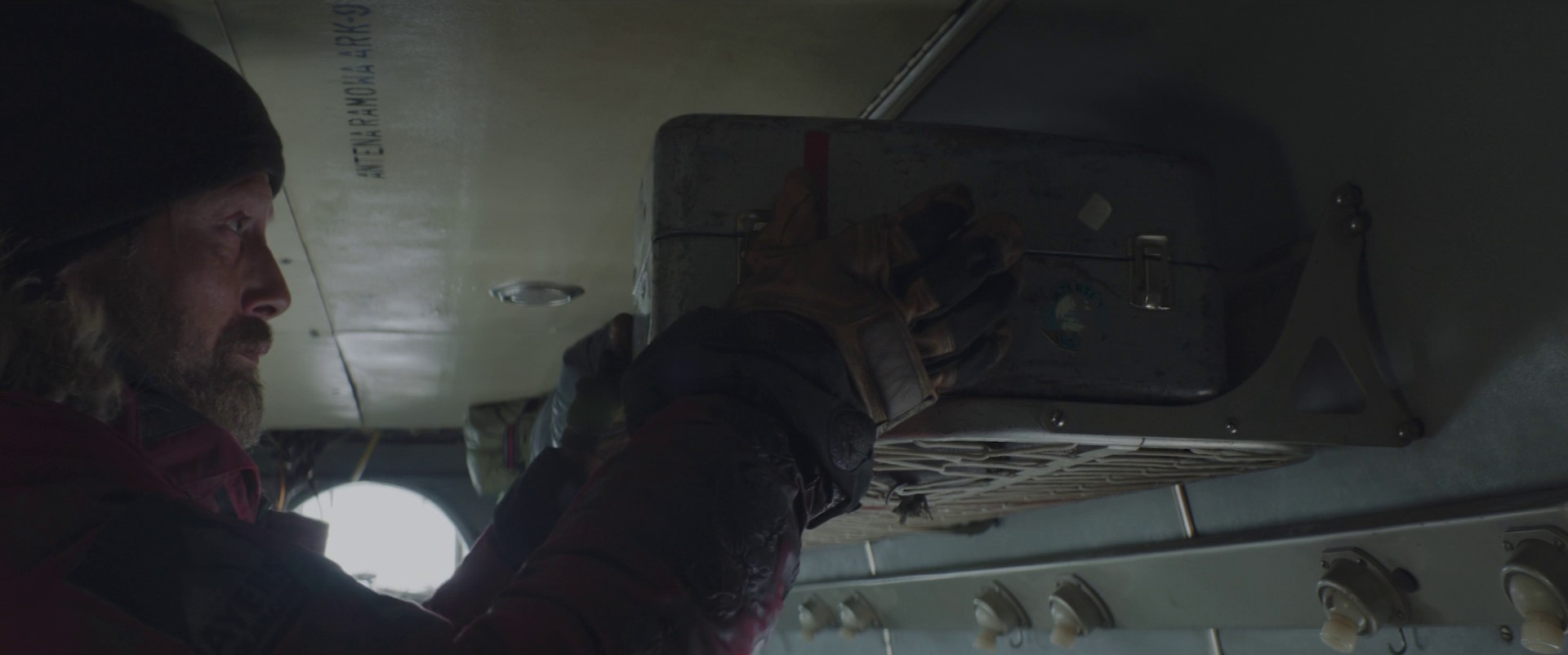  Arctic (2018) —  shot,  lighting