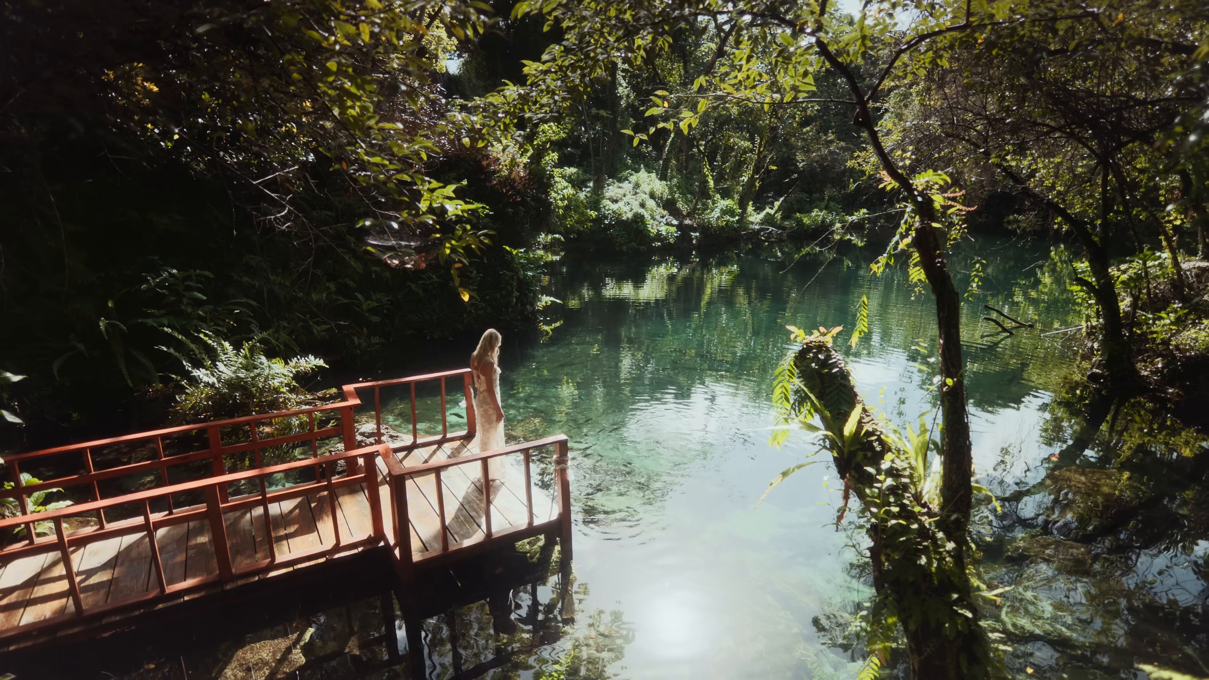 Frente al Mar (Ozuna Remix) (2024) —  shot,  lighting