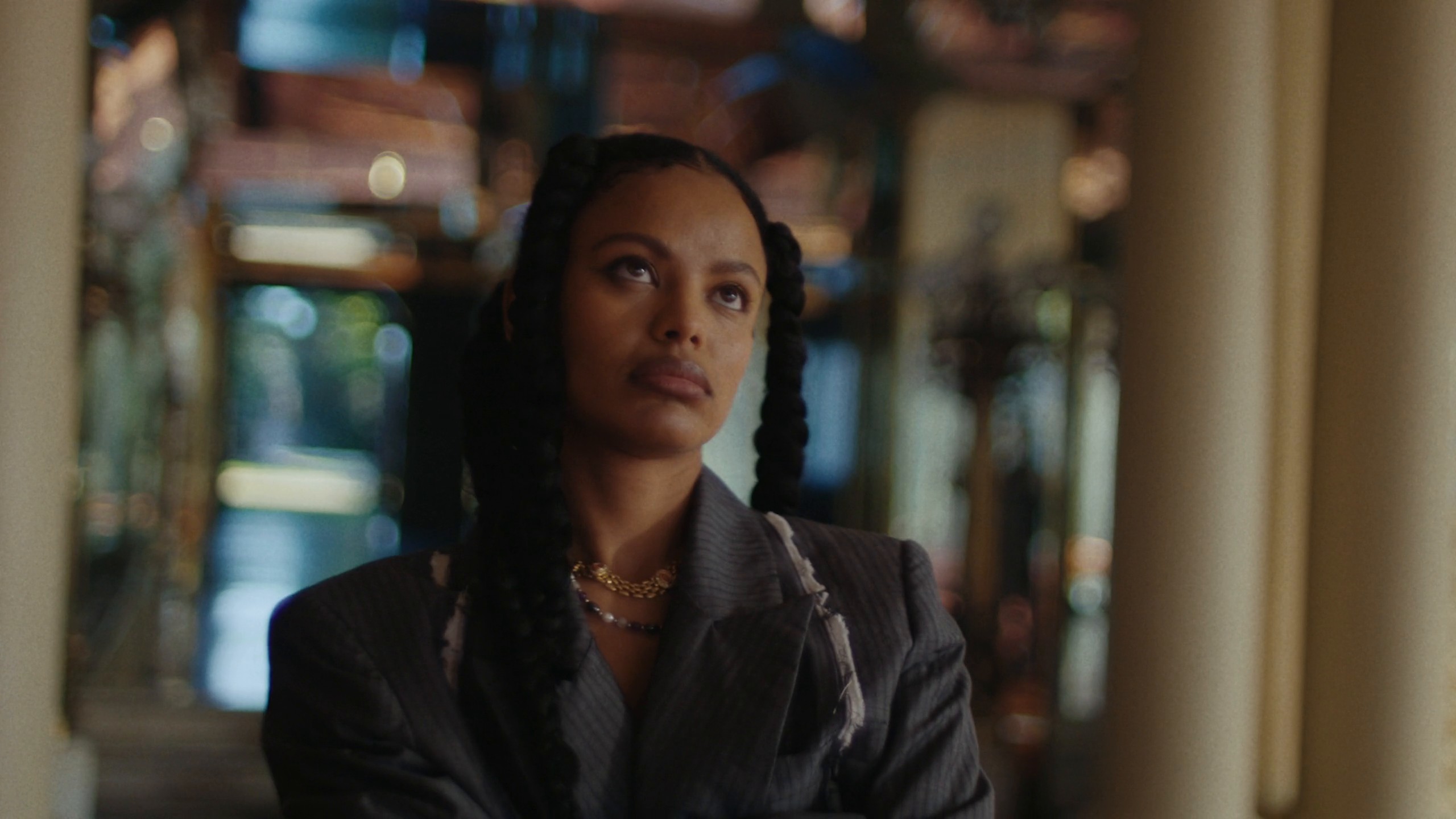 Royal Bliss - Nacimos Tarde (2024) —  shot,  lighting