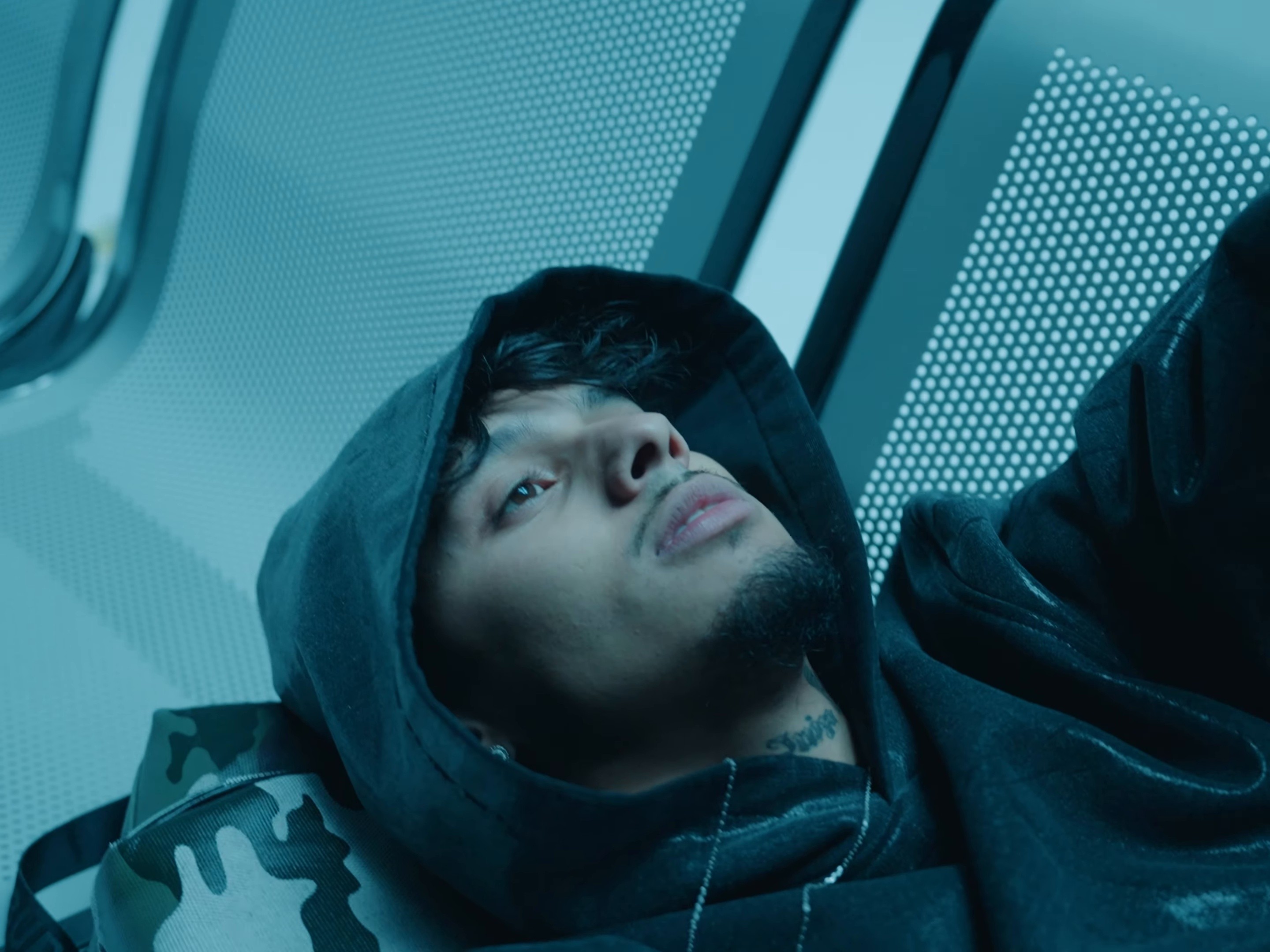 1000 PRIÈRES (2025) —  shot,  lighting