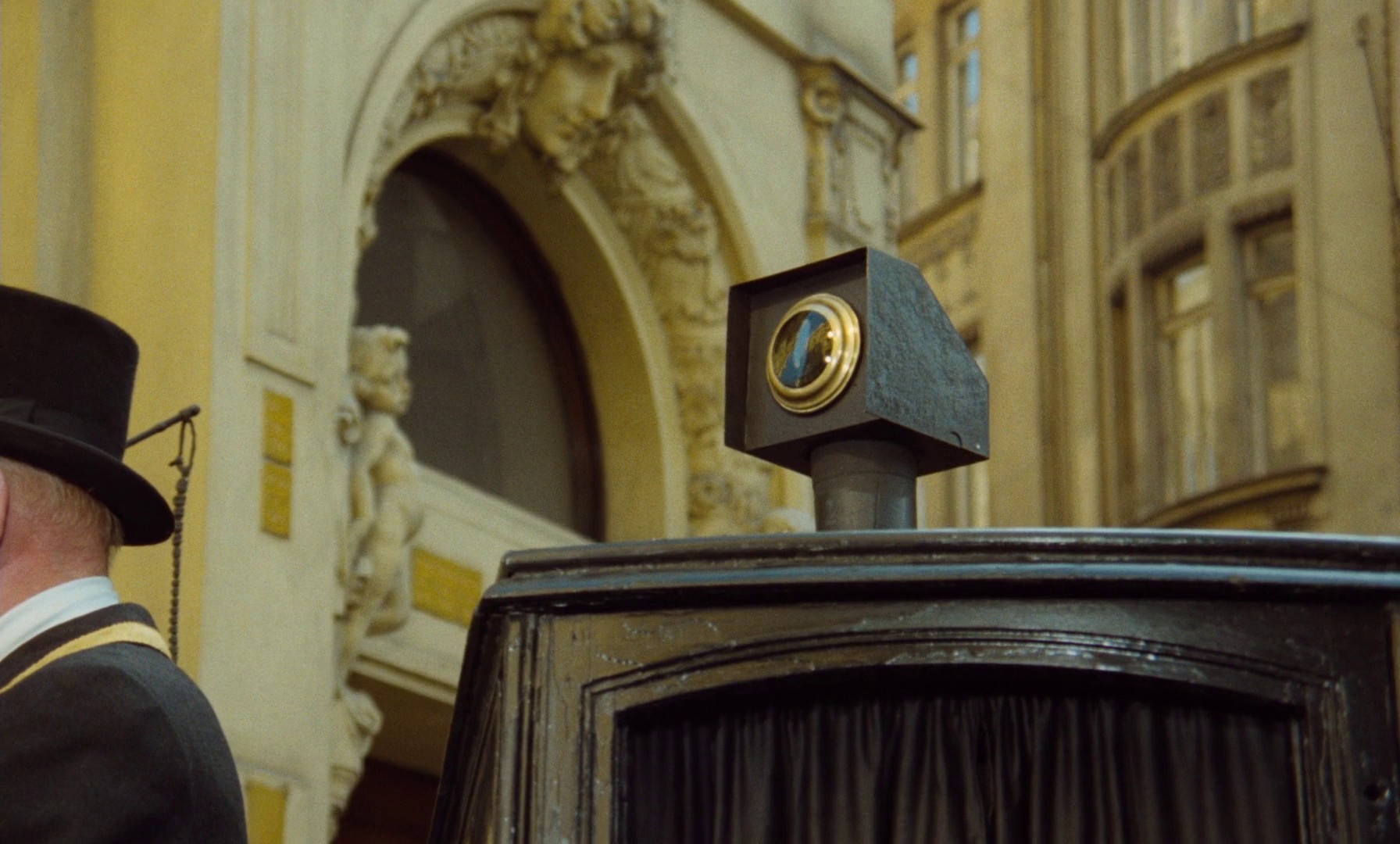 Adela Has Not Had Supper Yet (1978) —  shot,  lighting