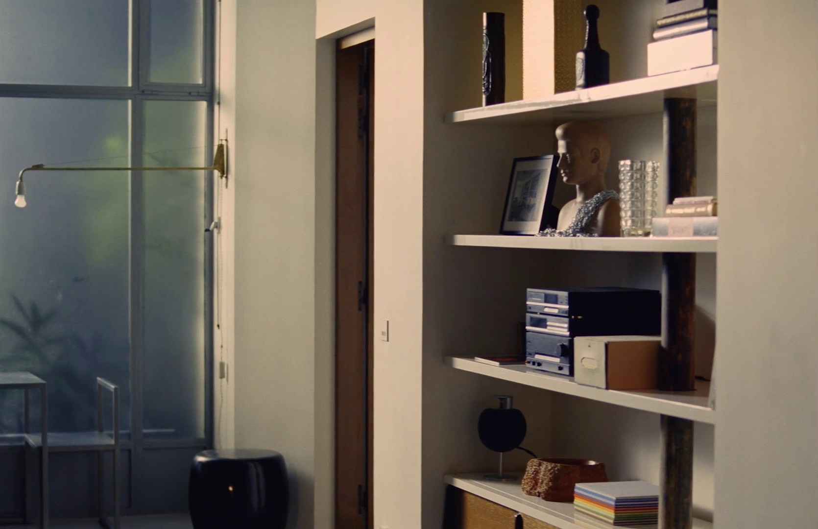 5 dollars (2018) —  shot,  lighting