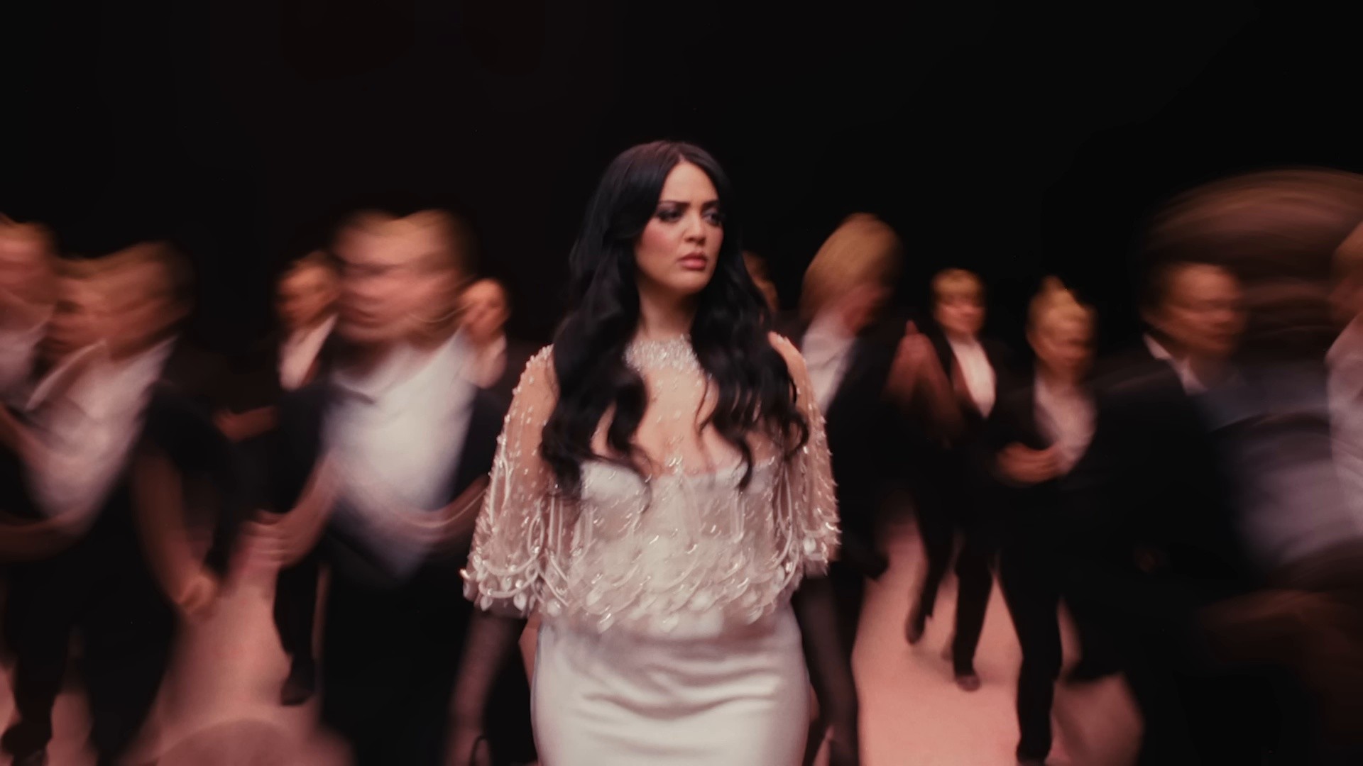 MAL LUNÉE (2025) —  shot,  lighting