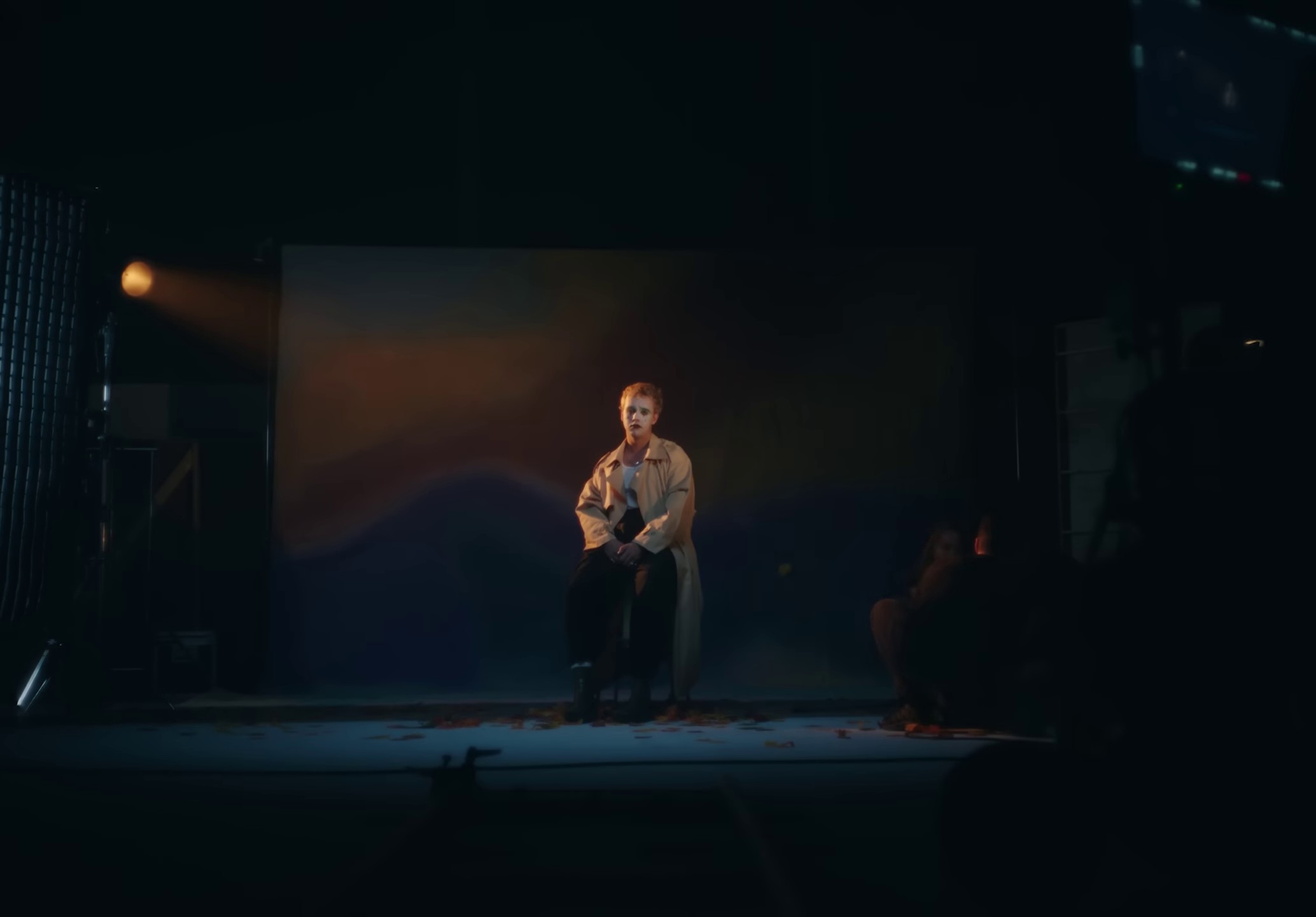 Facile (2023) —  shot,  lighting