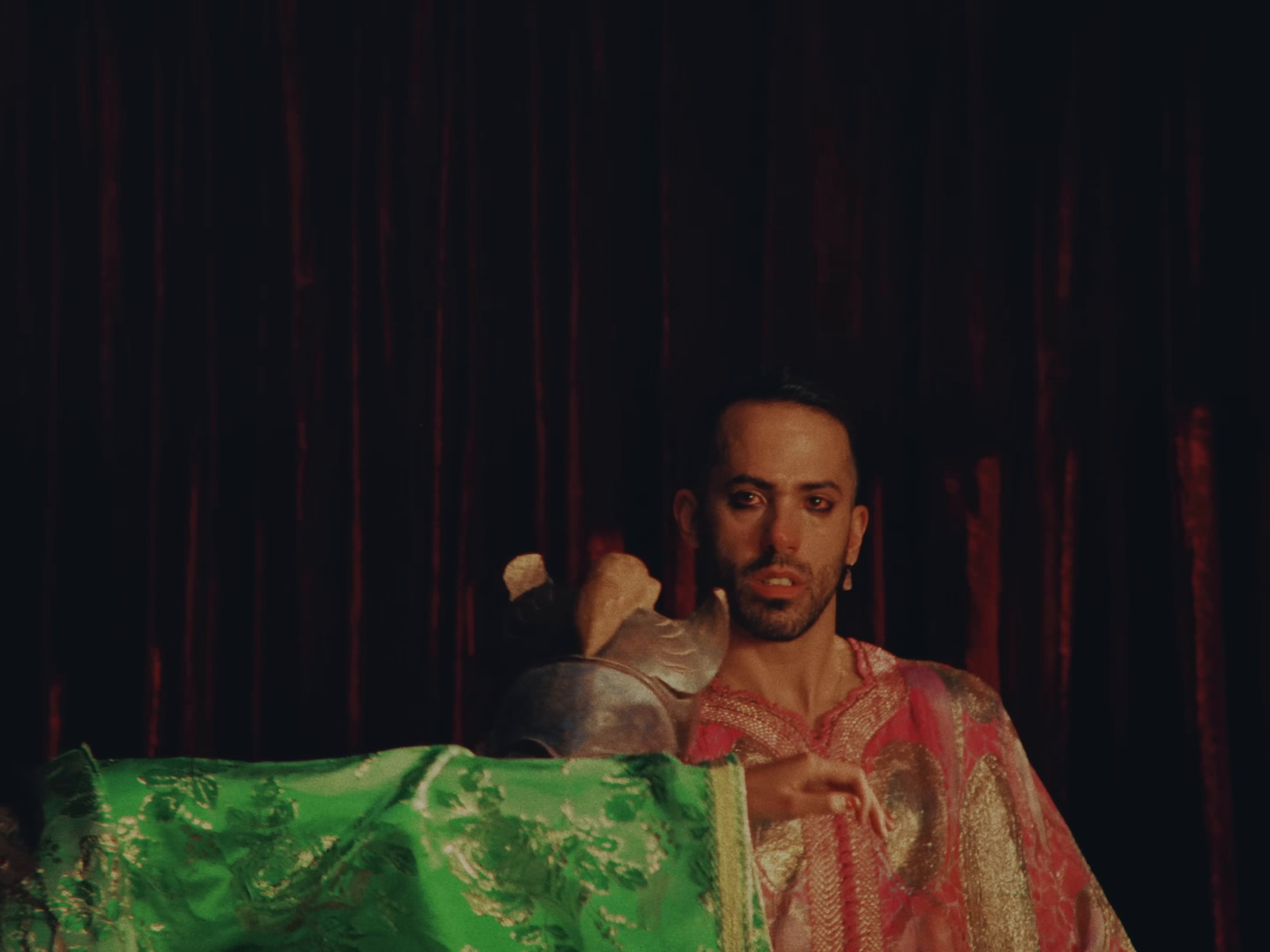 Levítico 20:9 (2024) —  shot,  lighting